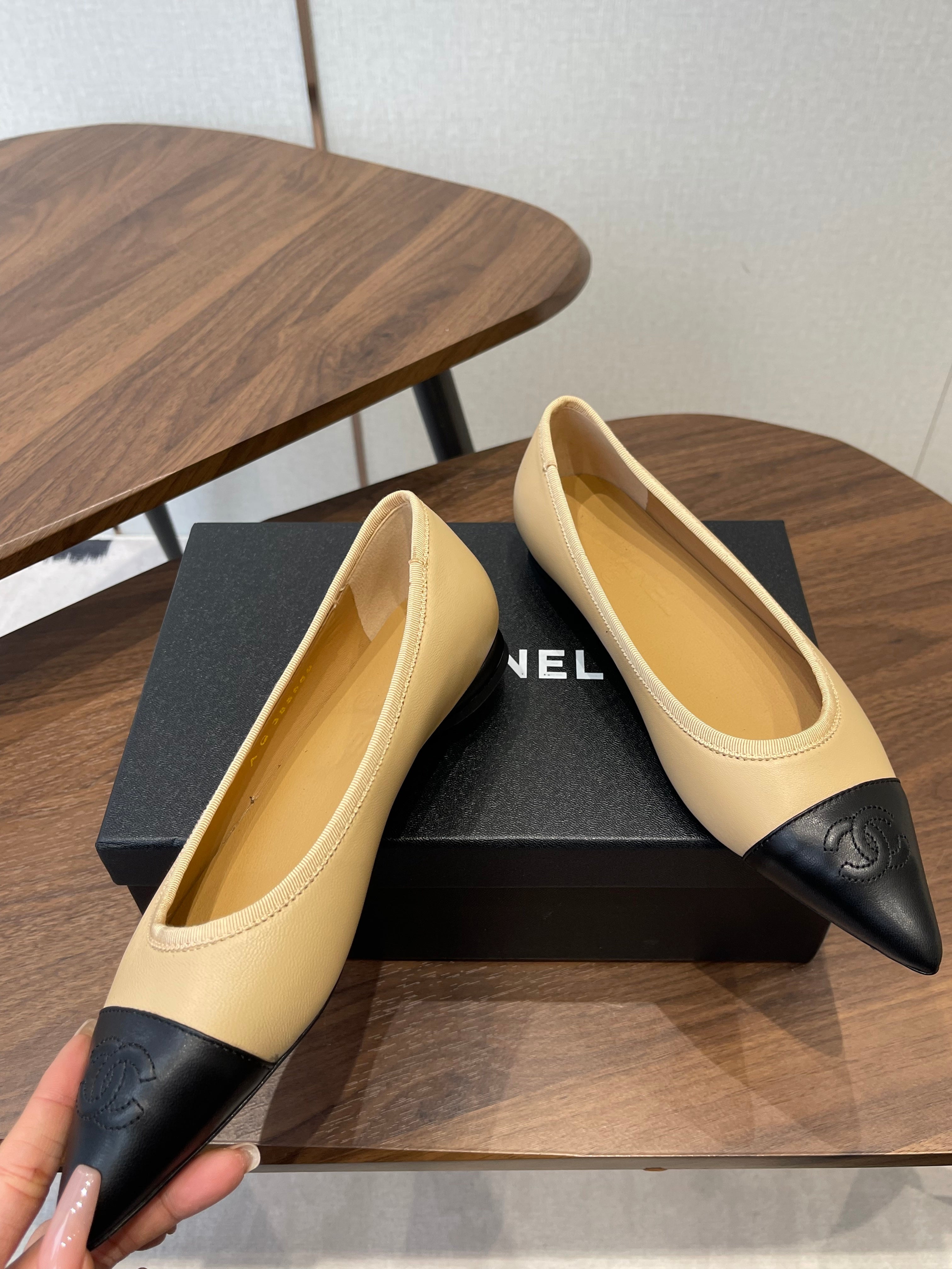 CC 26s Ballet Flats Beige Black Lambskin