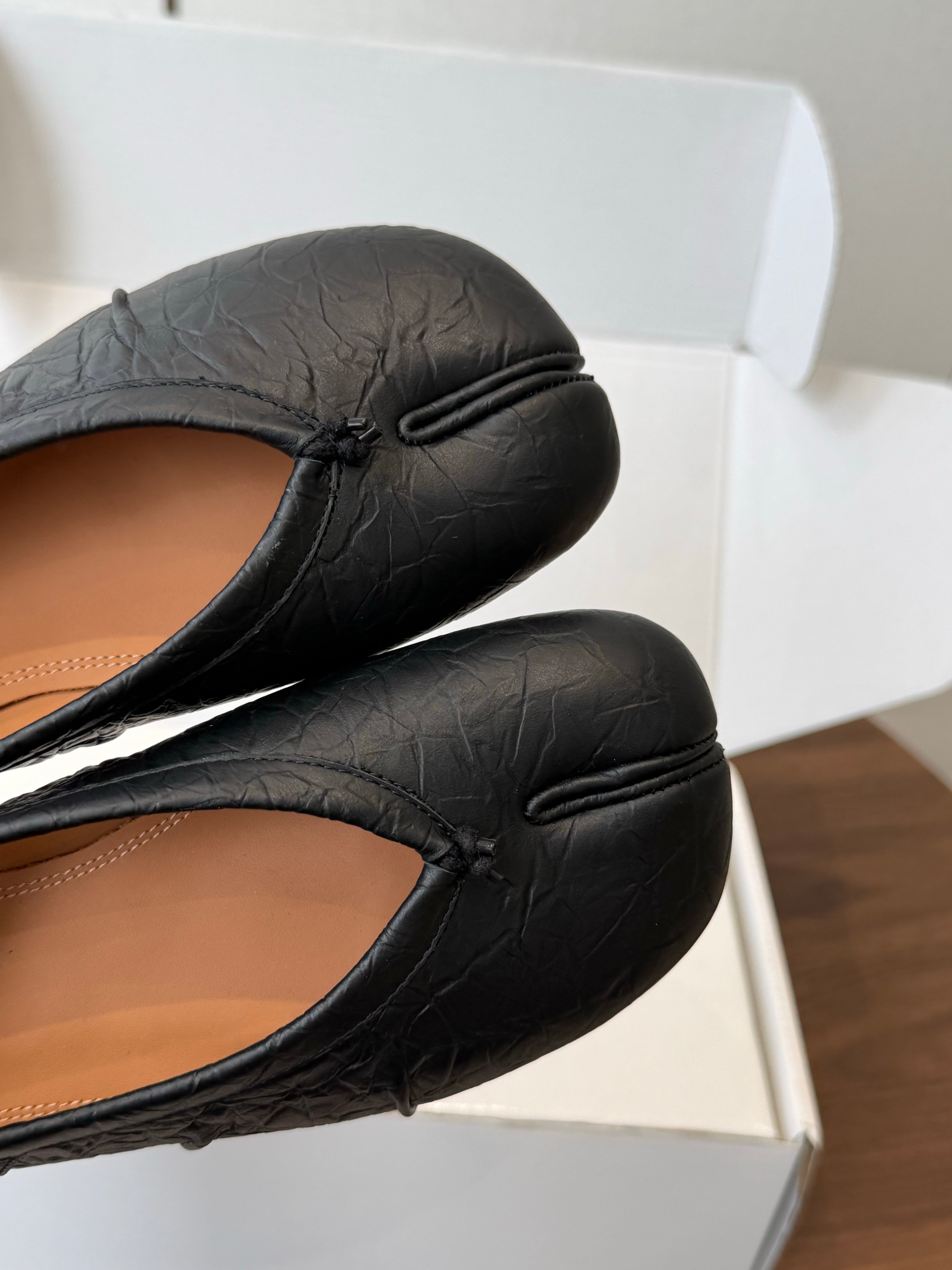 MM6 Split Toe Flat Heel Black Textured Leather 890029