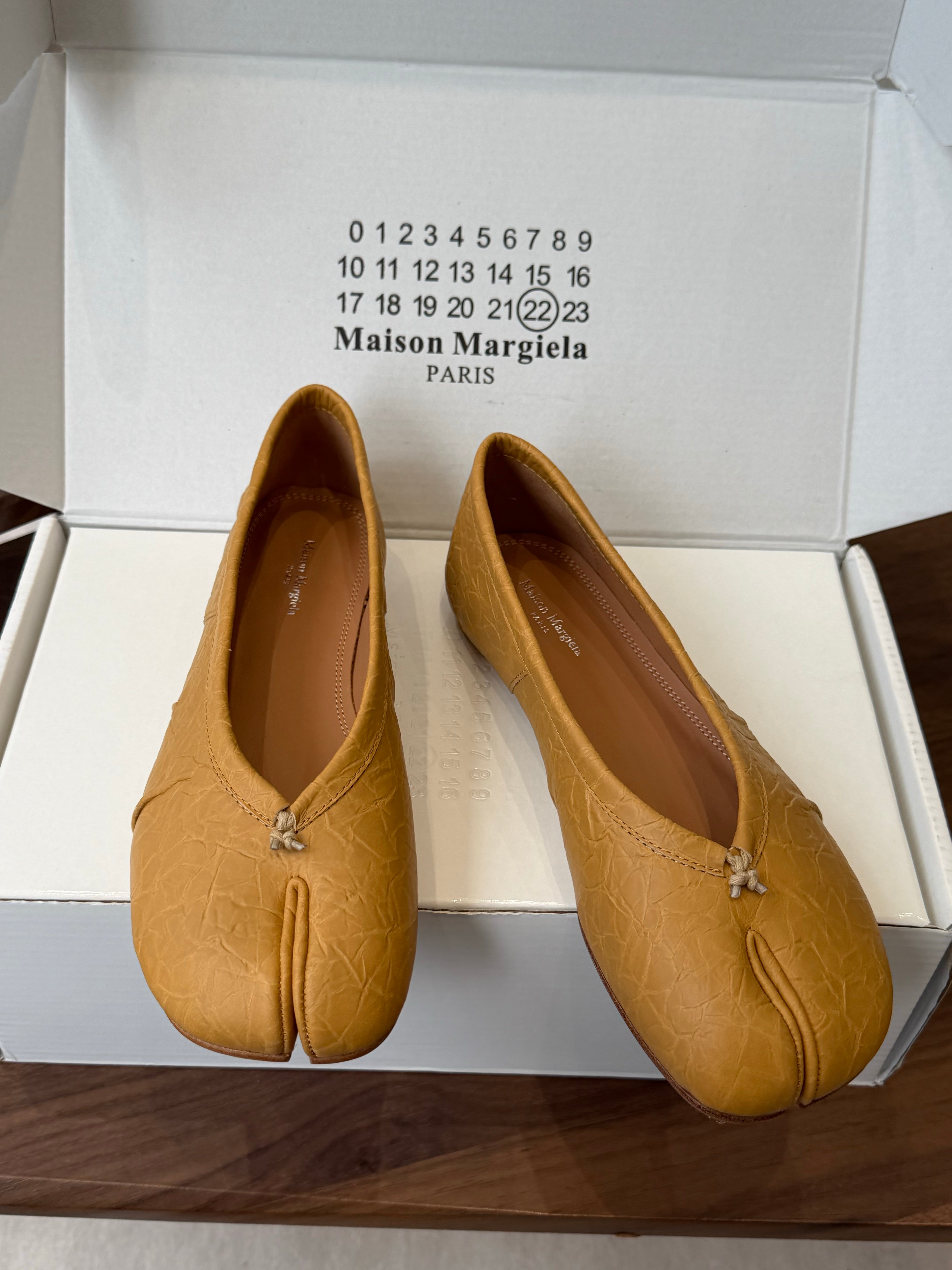 MM6 Split Toe Flat Heel Brown Textured Leather 890030
