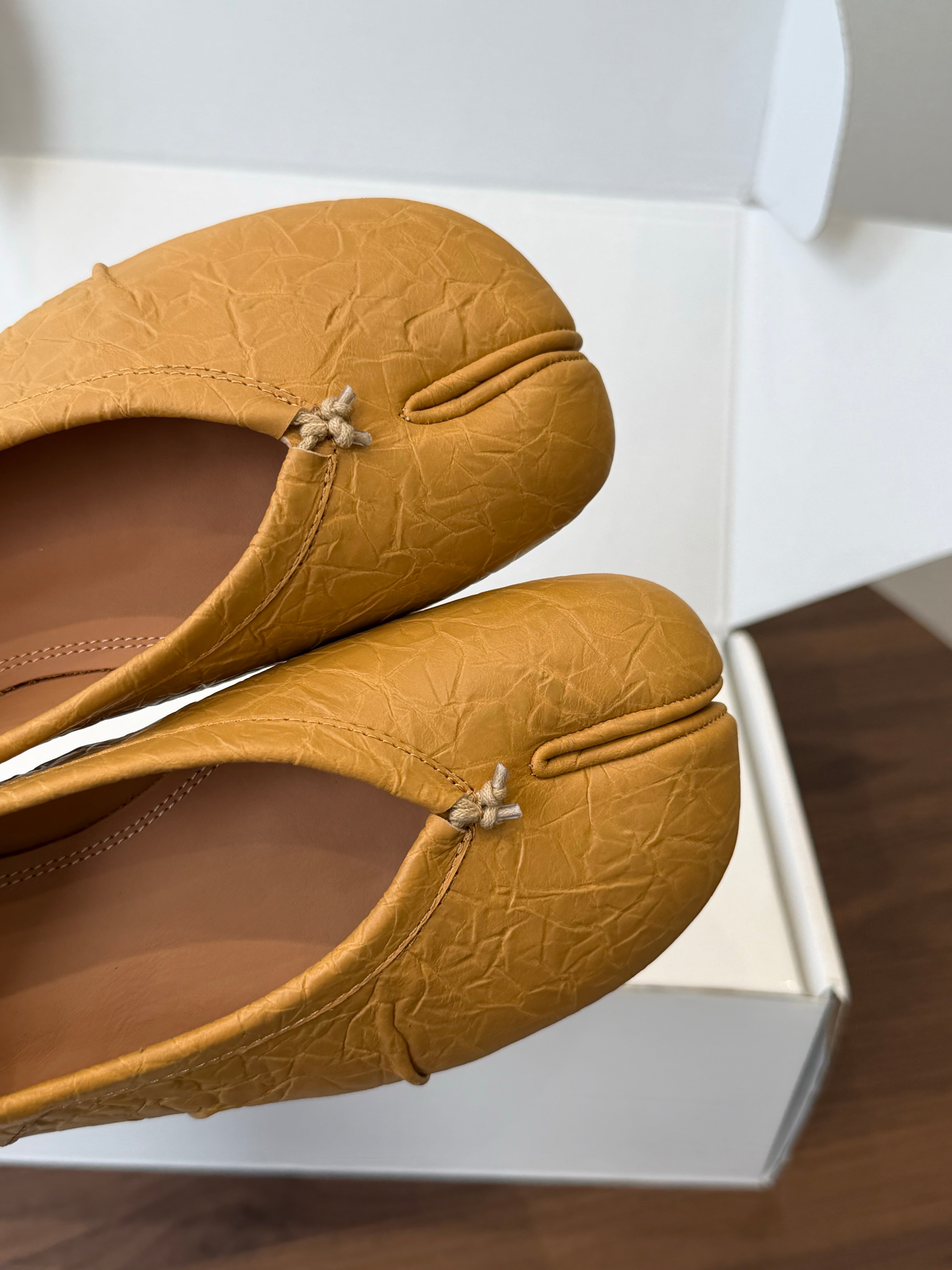 MM6 Split Toe Flat Heel Brown Textured Leather 890030