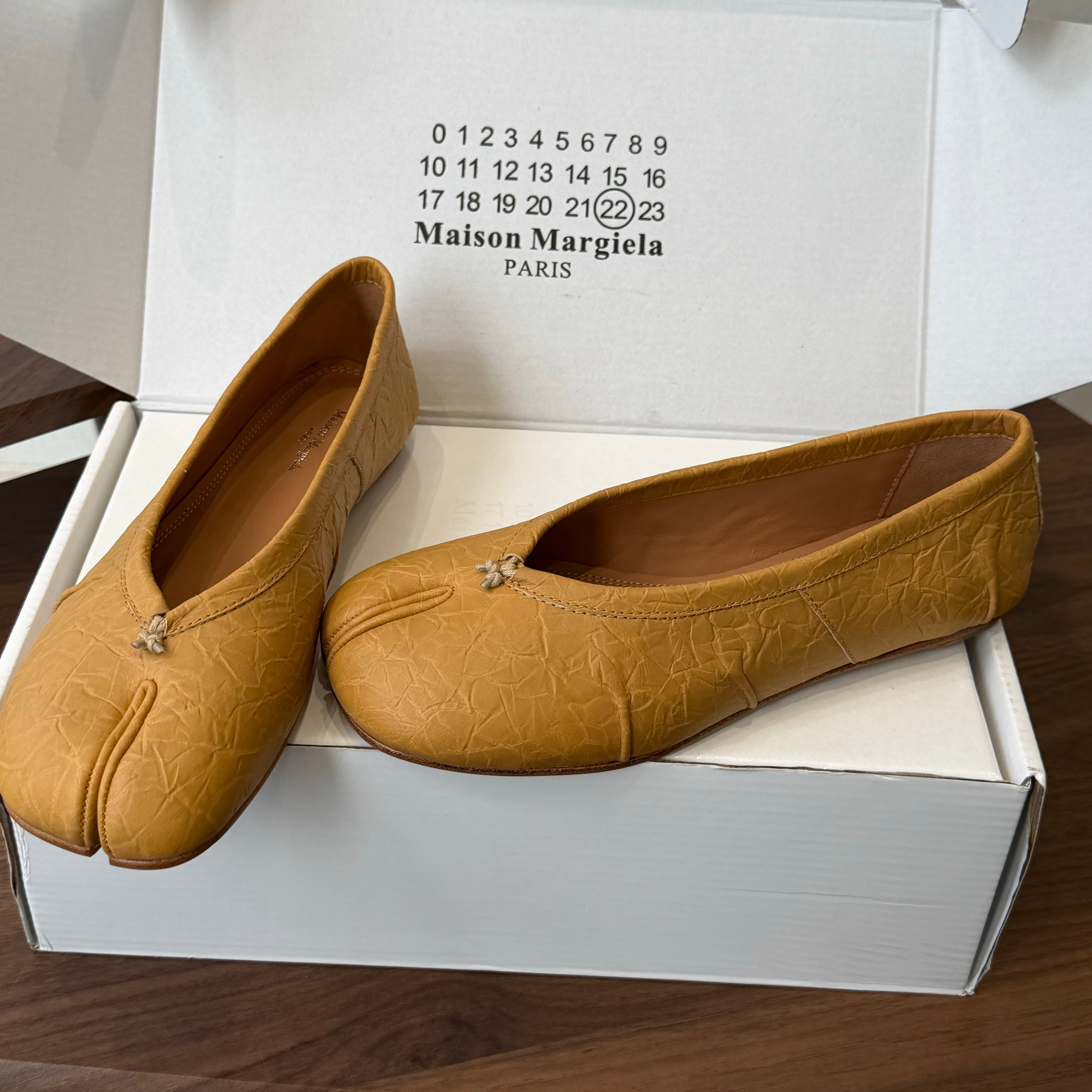 MM6 Split Toe Flat Heel Brown Textured Leather 890030