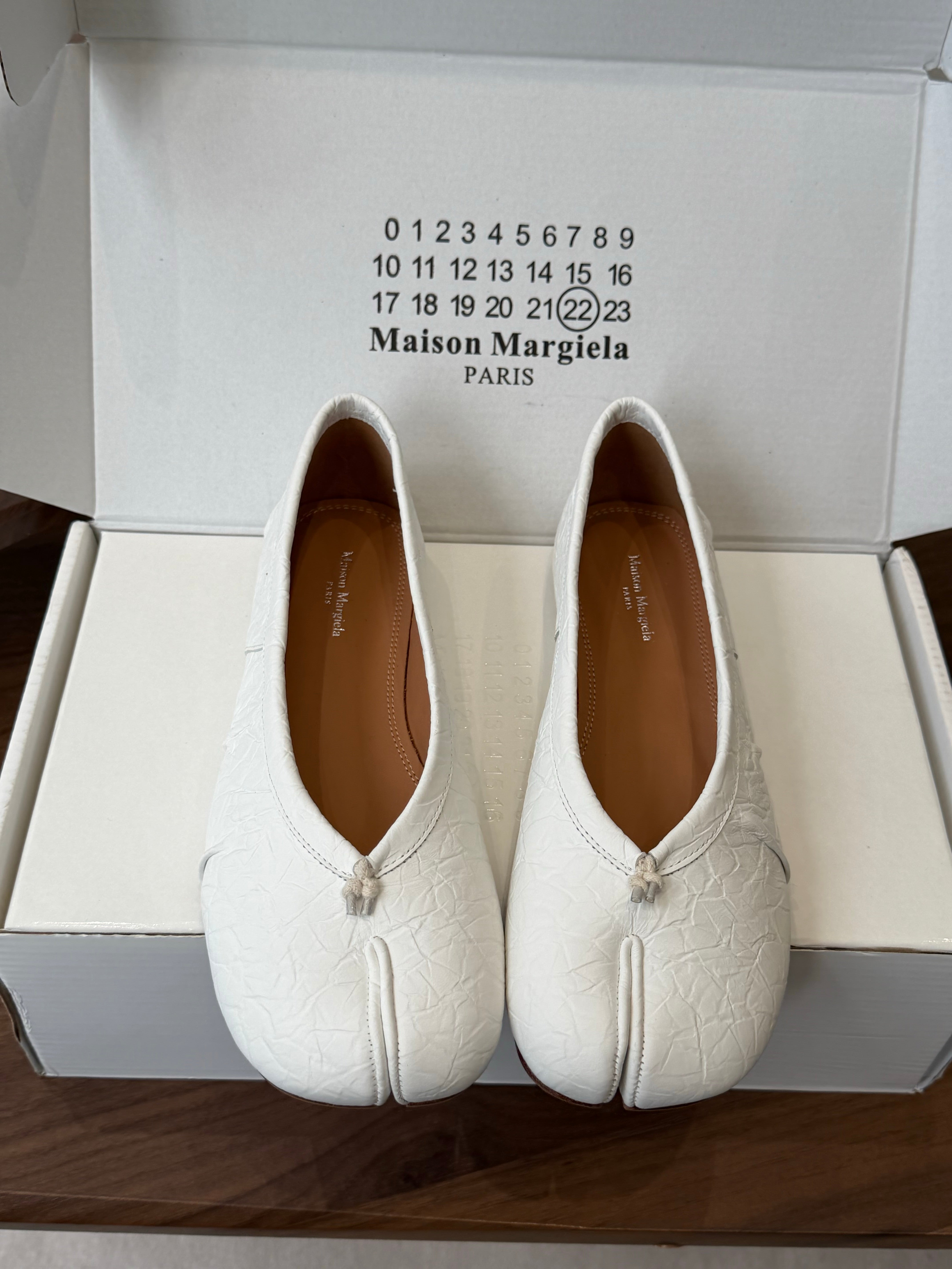 MM6 Split Toe Flat Heel White Textured Leather 890031