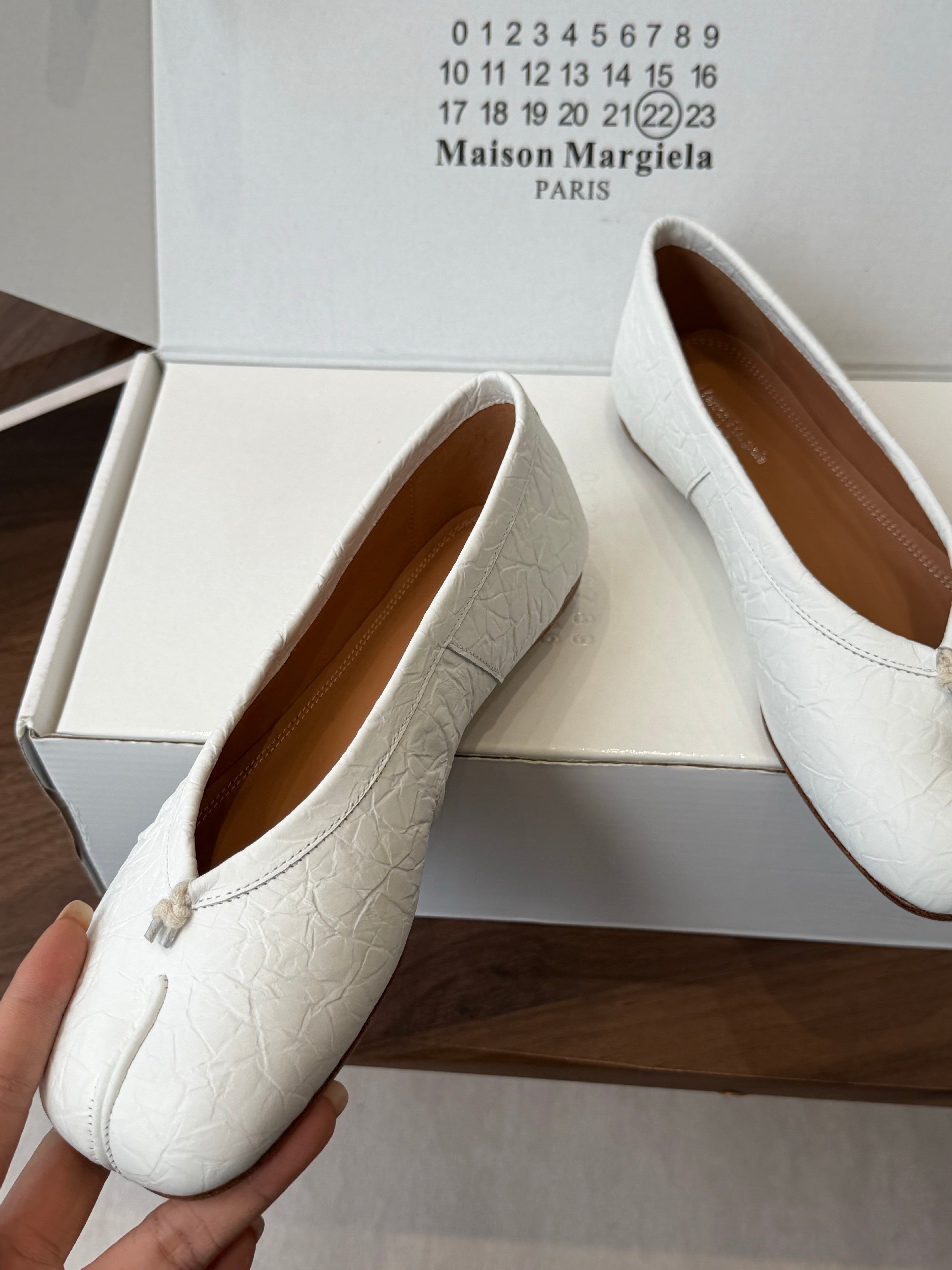 MM6 Split Toe Flat Heel White Textured Leather 890031