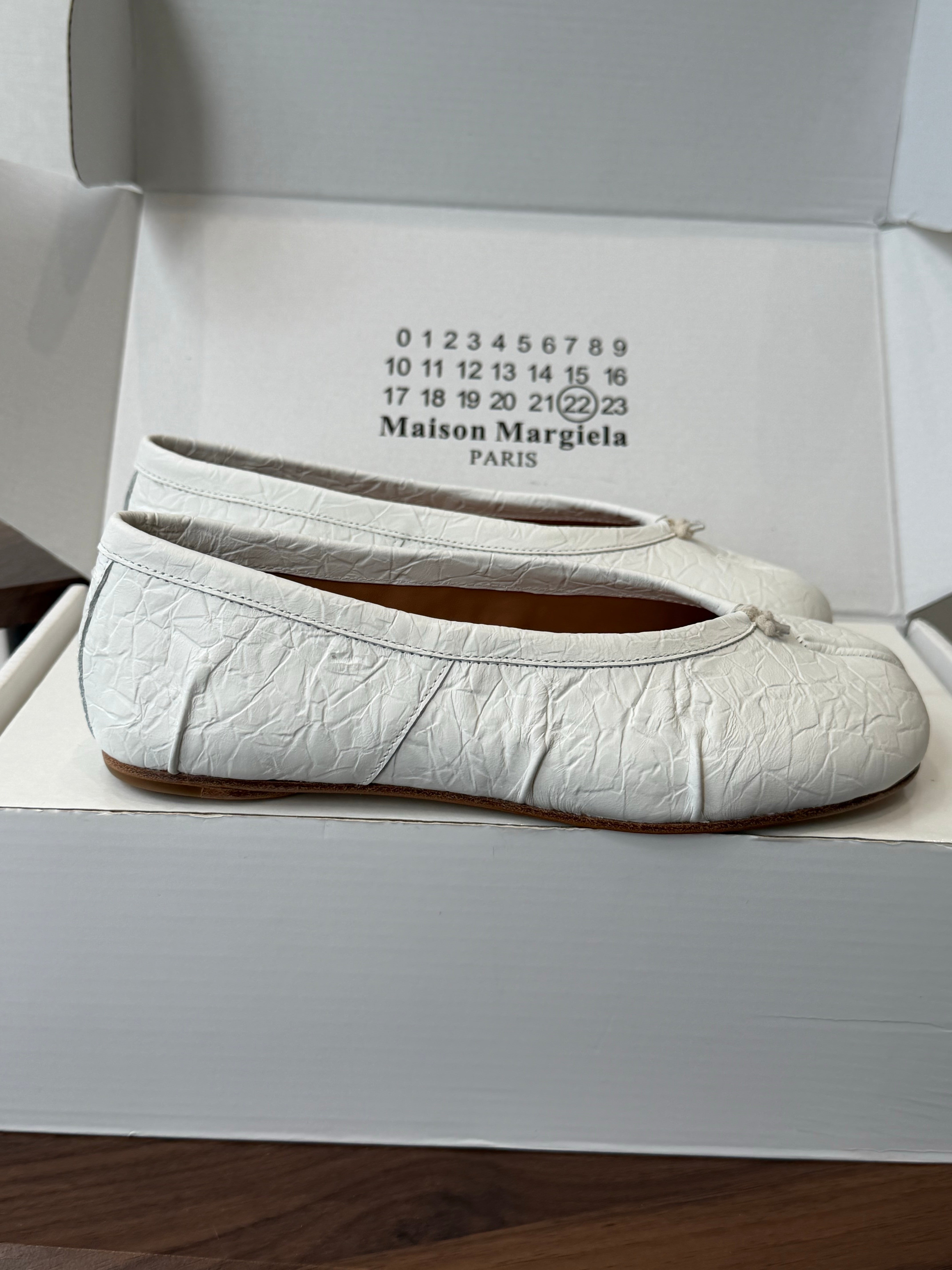 MM6 Split Toe Flat Heel White Textured Leather 890031