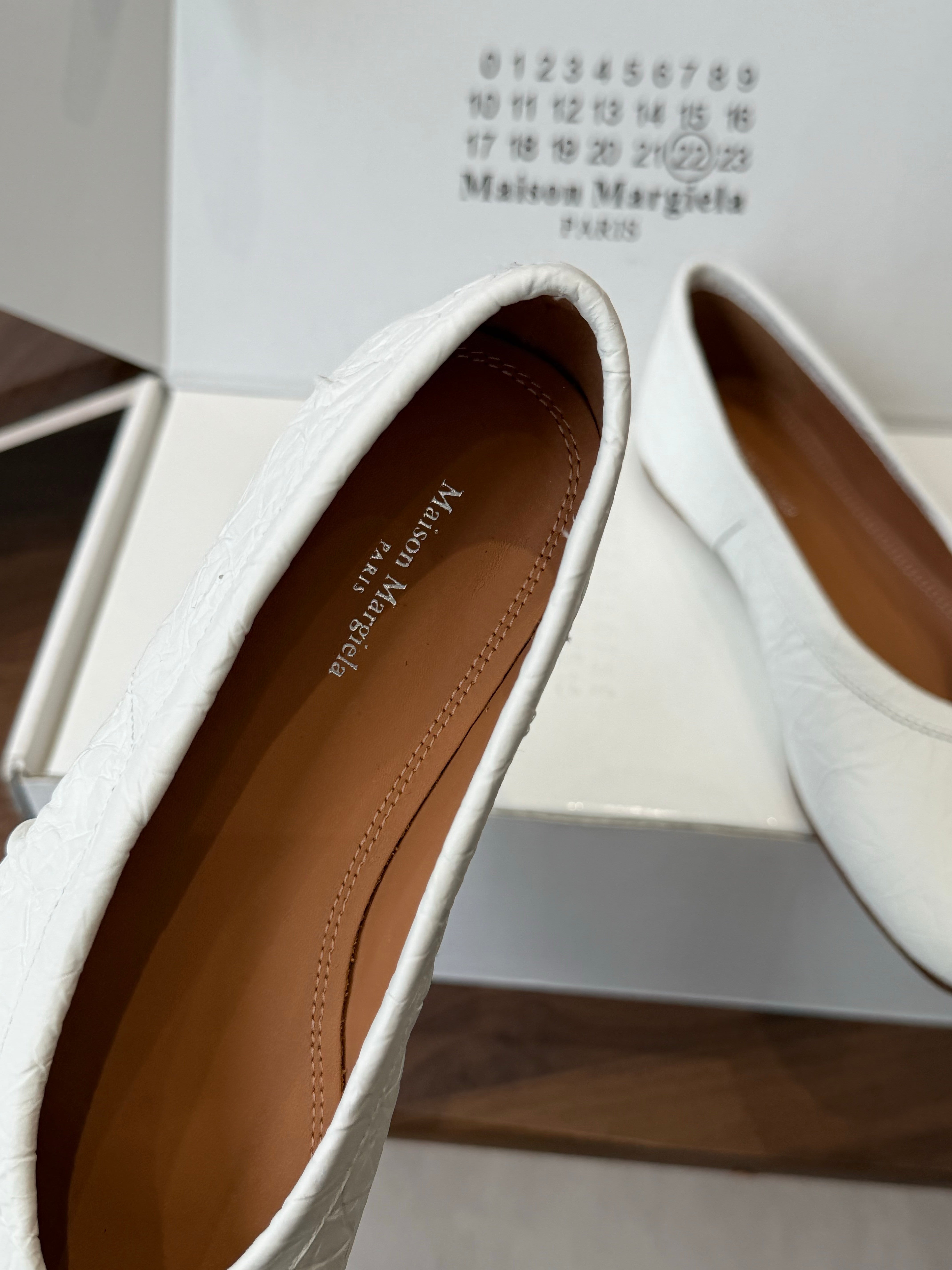 MM6 Split Toe Flat Heel White Textured Leather 890031