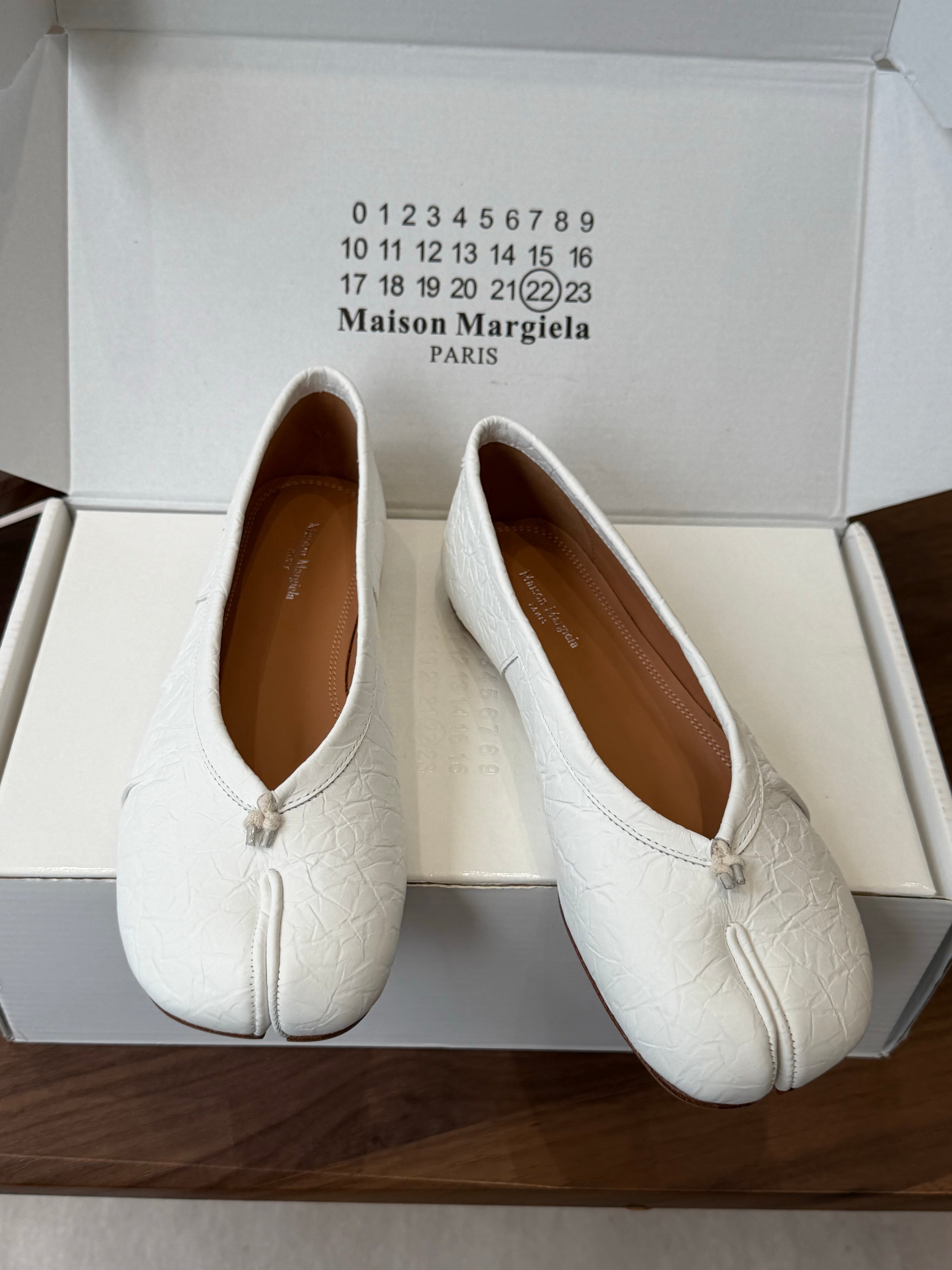 MM6 Split Toe Flat Heel White Textured Leather 890031