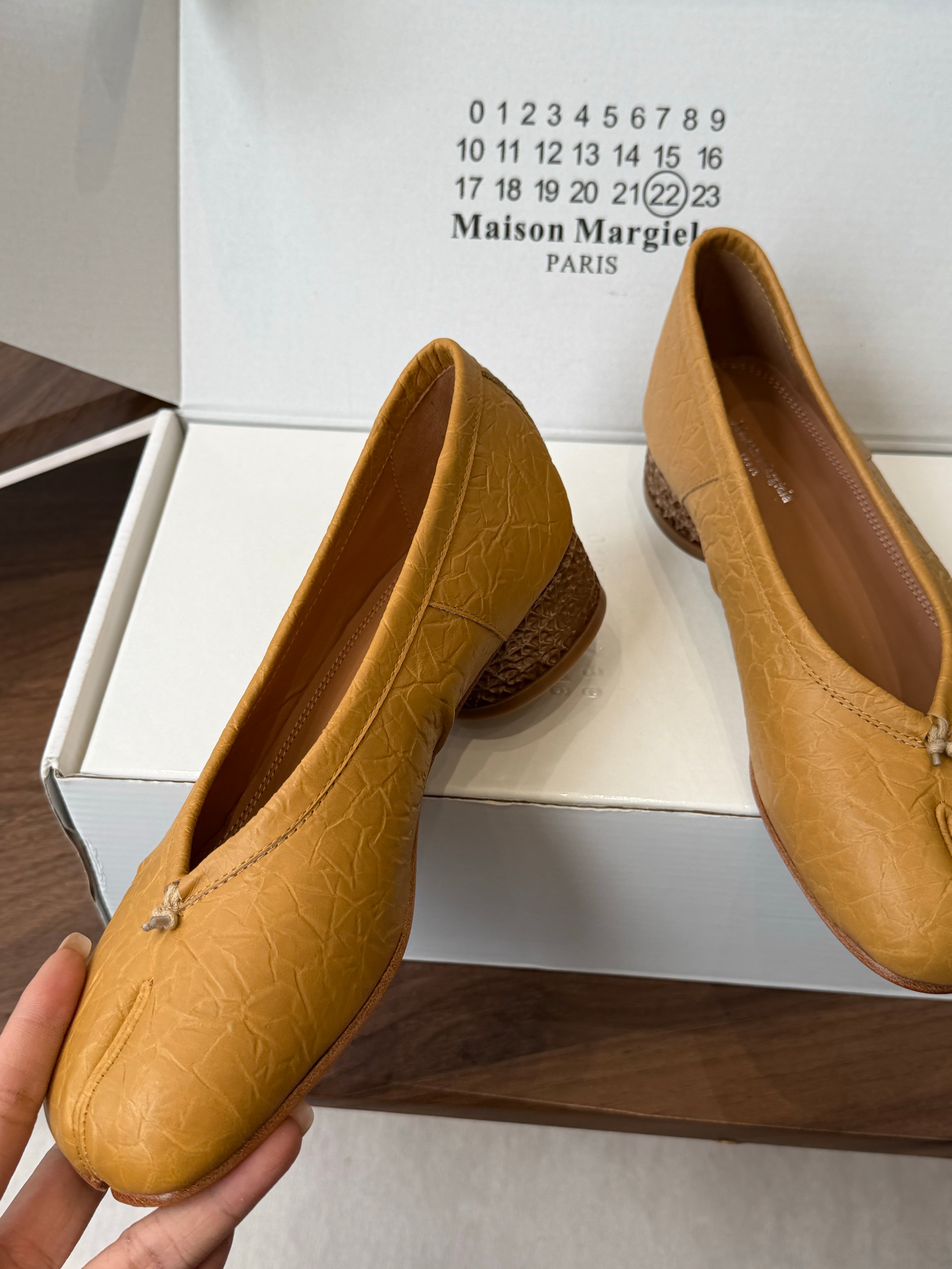 MM6 Split Toe Low Heel 3cm Tan Textured Leather 890032