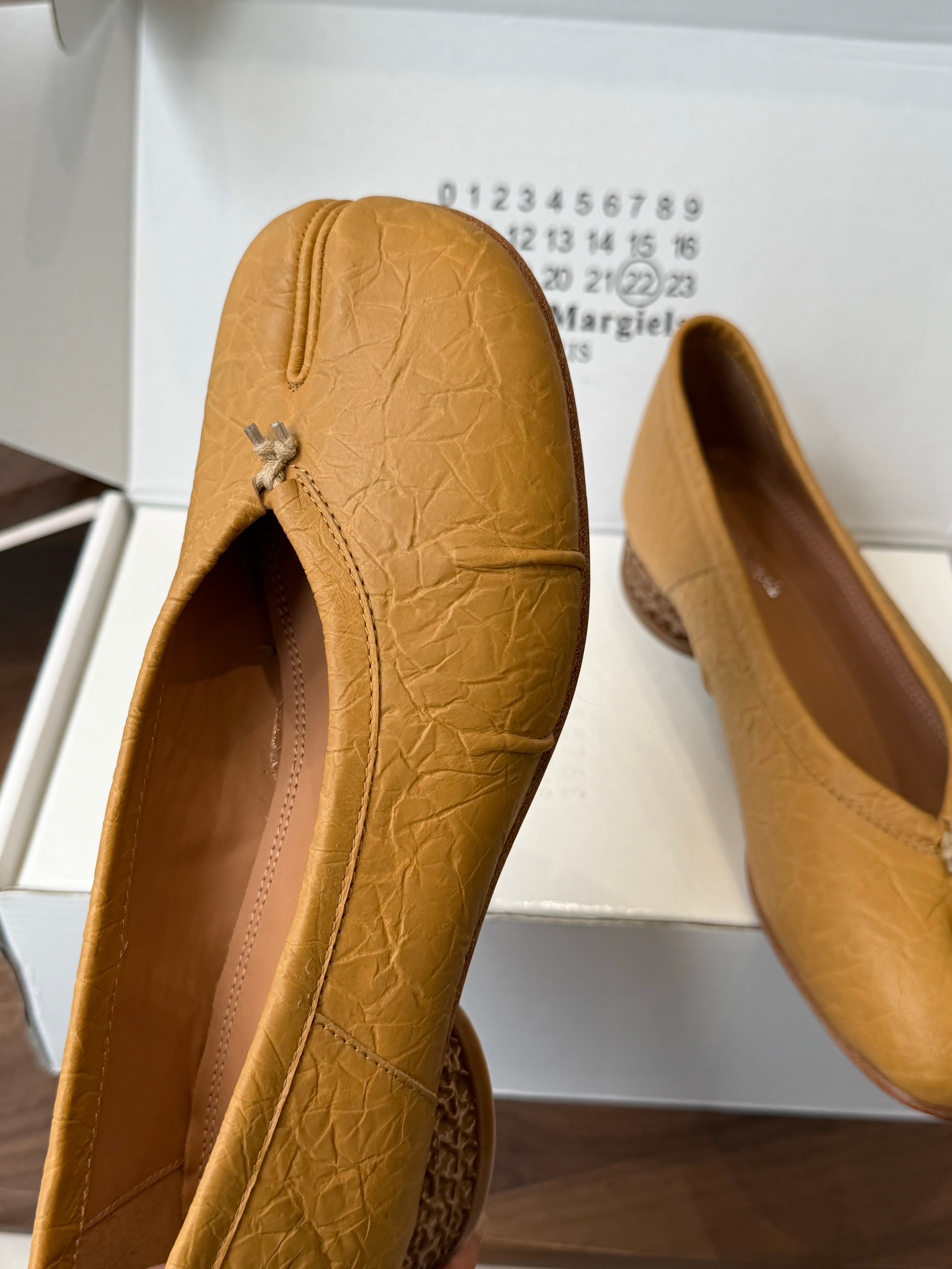 MM6 Split Toe Low Heel 3cm Tan Textured Leather 890032