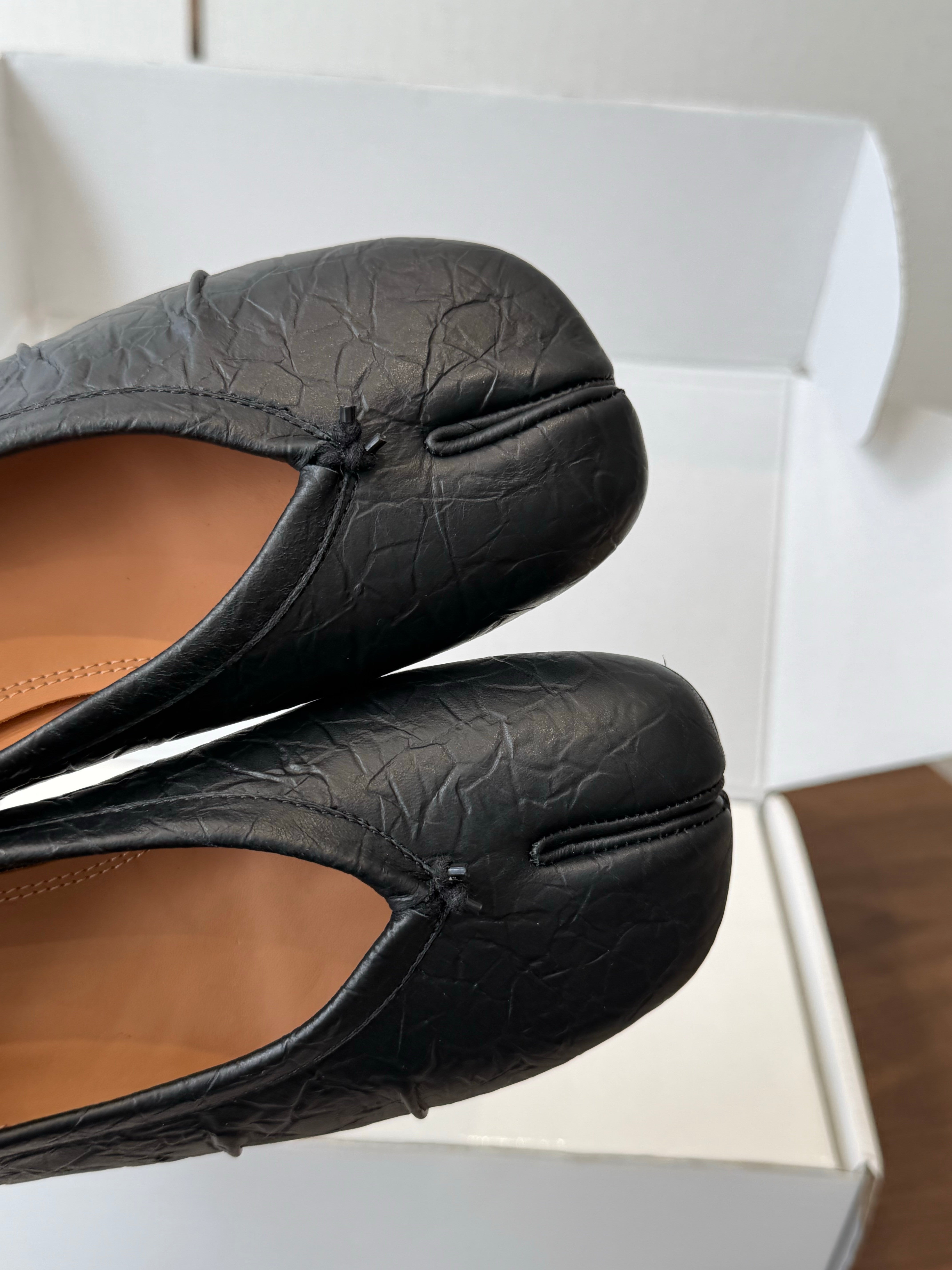 MM6 Split Toe Low Heel 3cm Black Textured Leather 890033