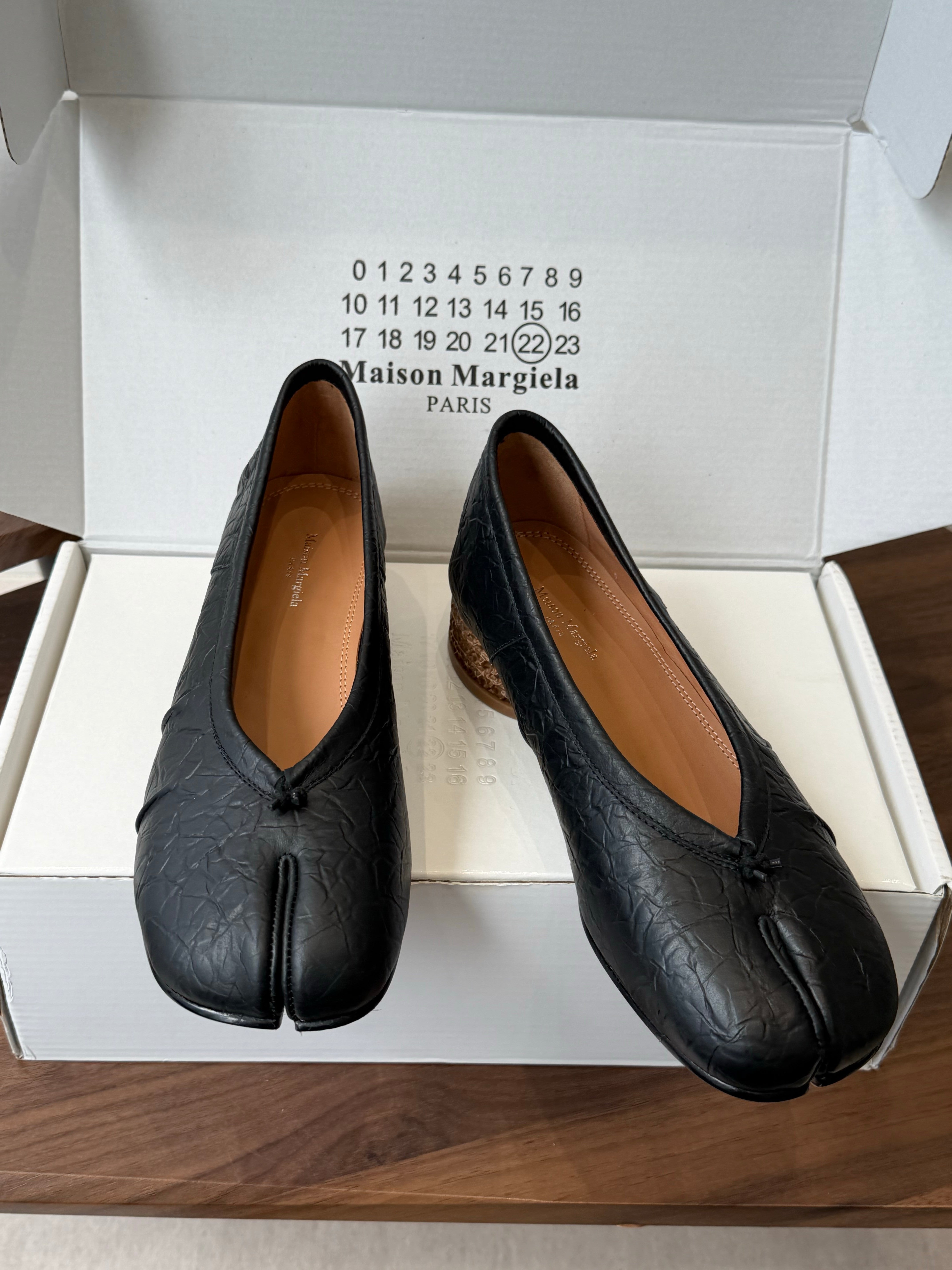 MM6 Split Toe Low Heel 3cm Black Textured Leather 890033