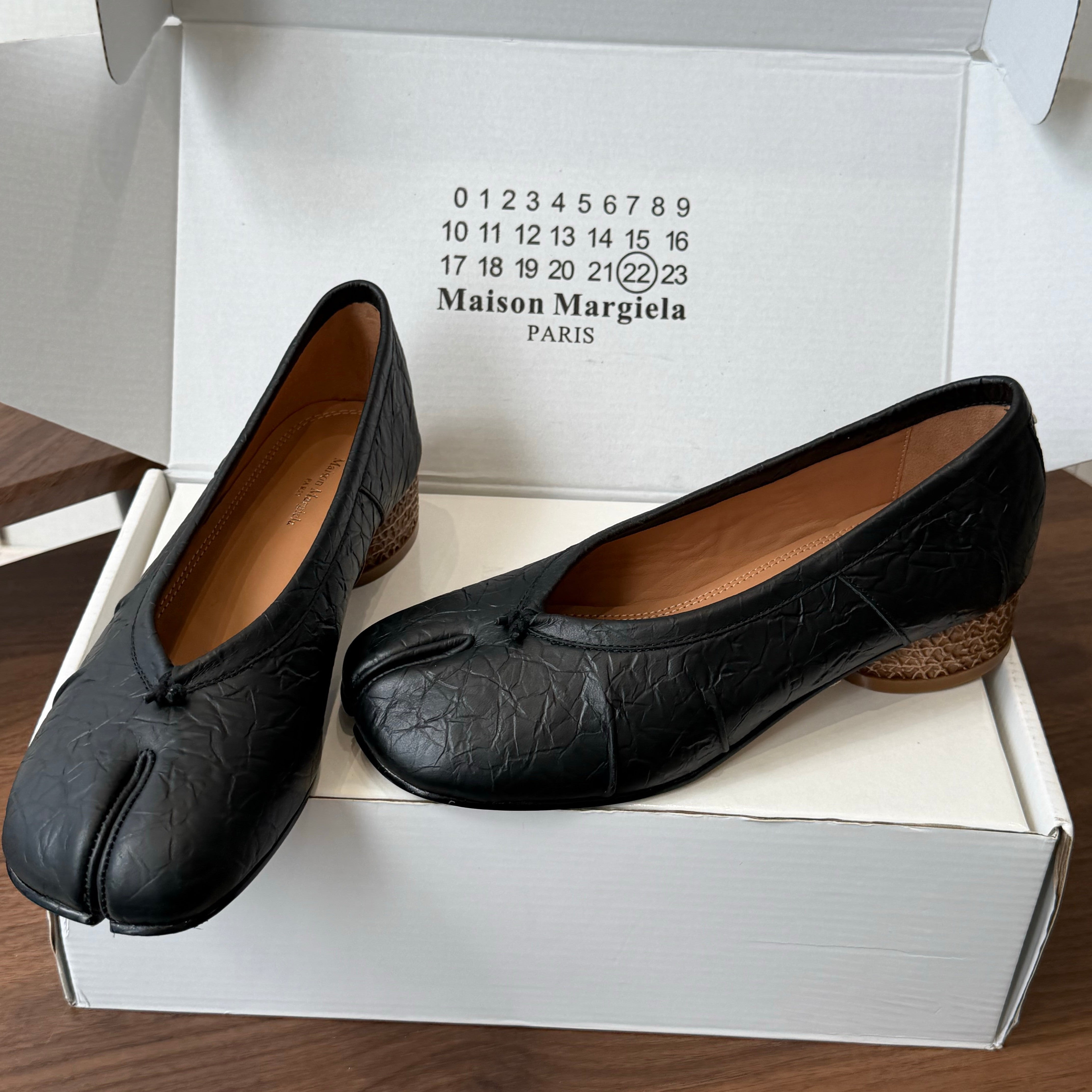 MM6 Split Toe Low Heel 3cm Black Textured Leather 890033