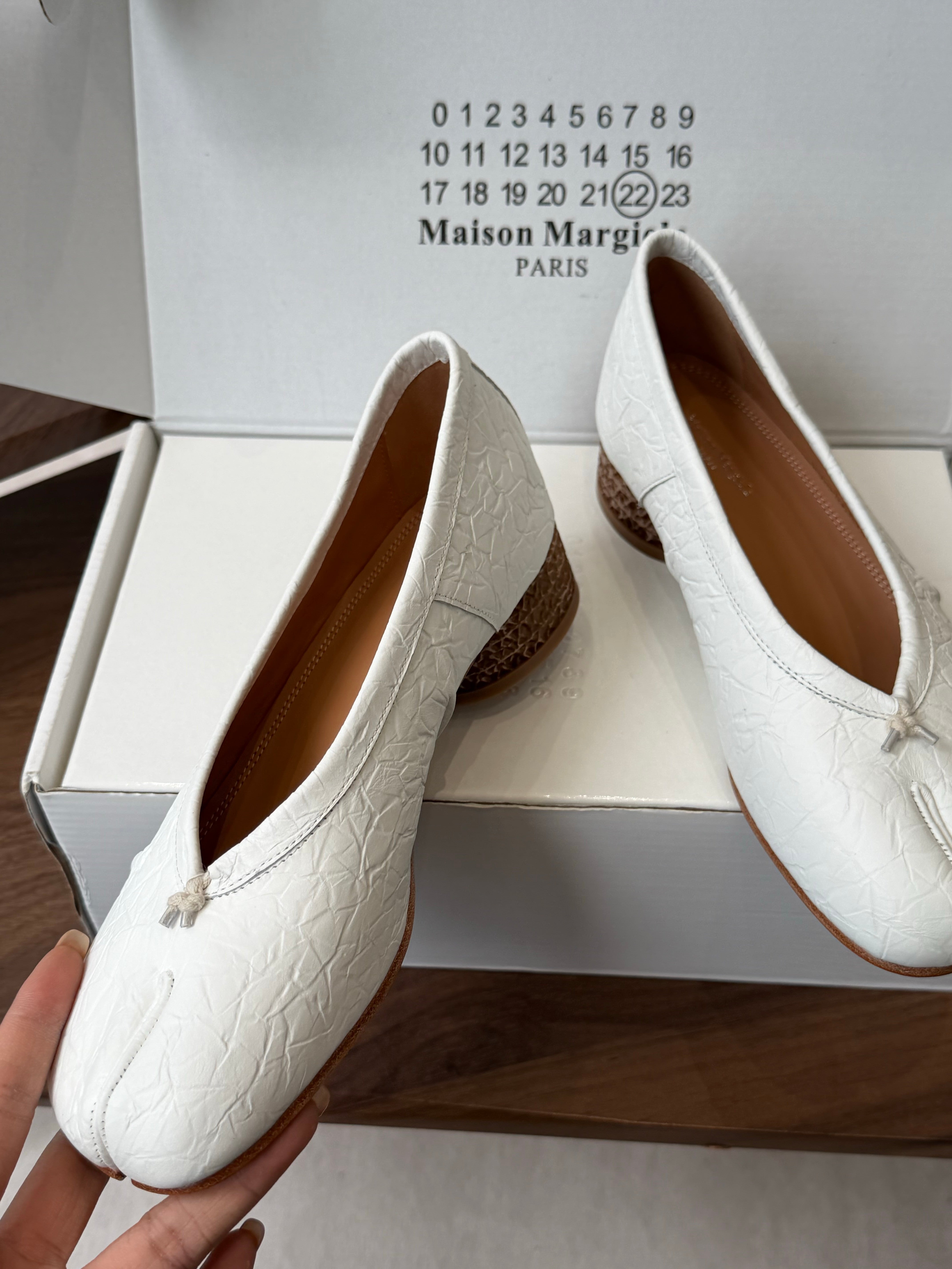 MM6 Split Toe Low Heel 3cm White Textured Leather 890034