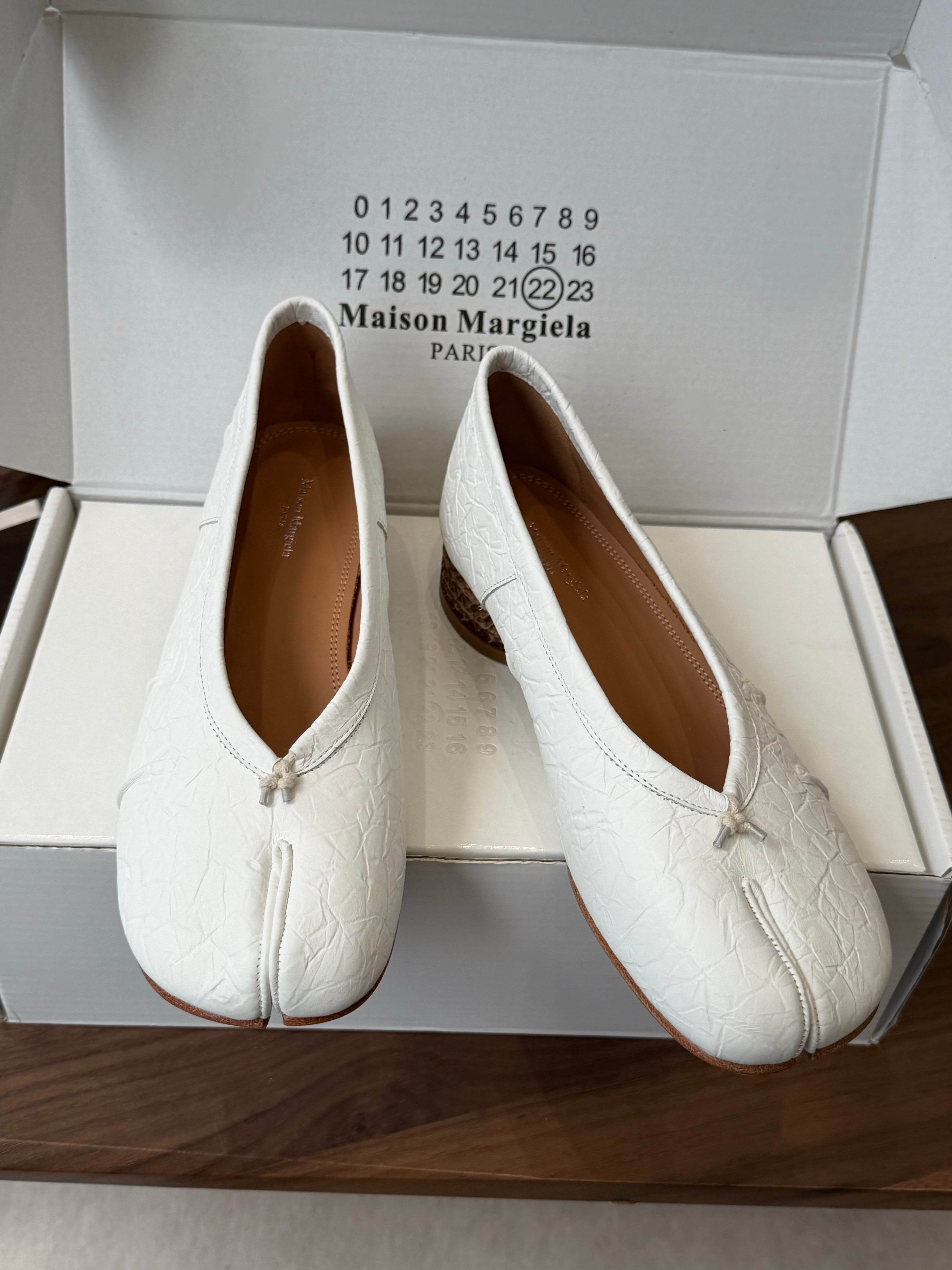 MM6 Split Toe Low Heel 3cm White Textured Leather 890034