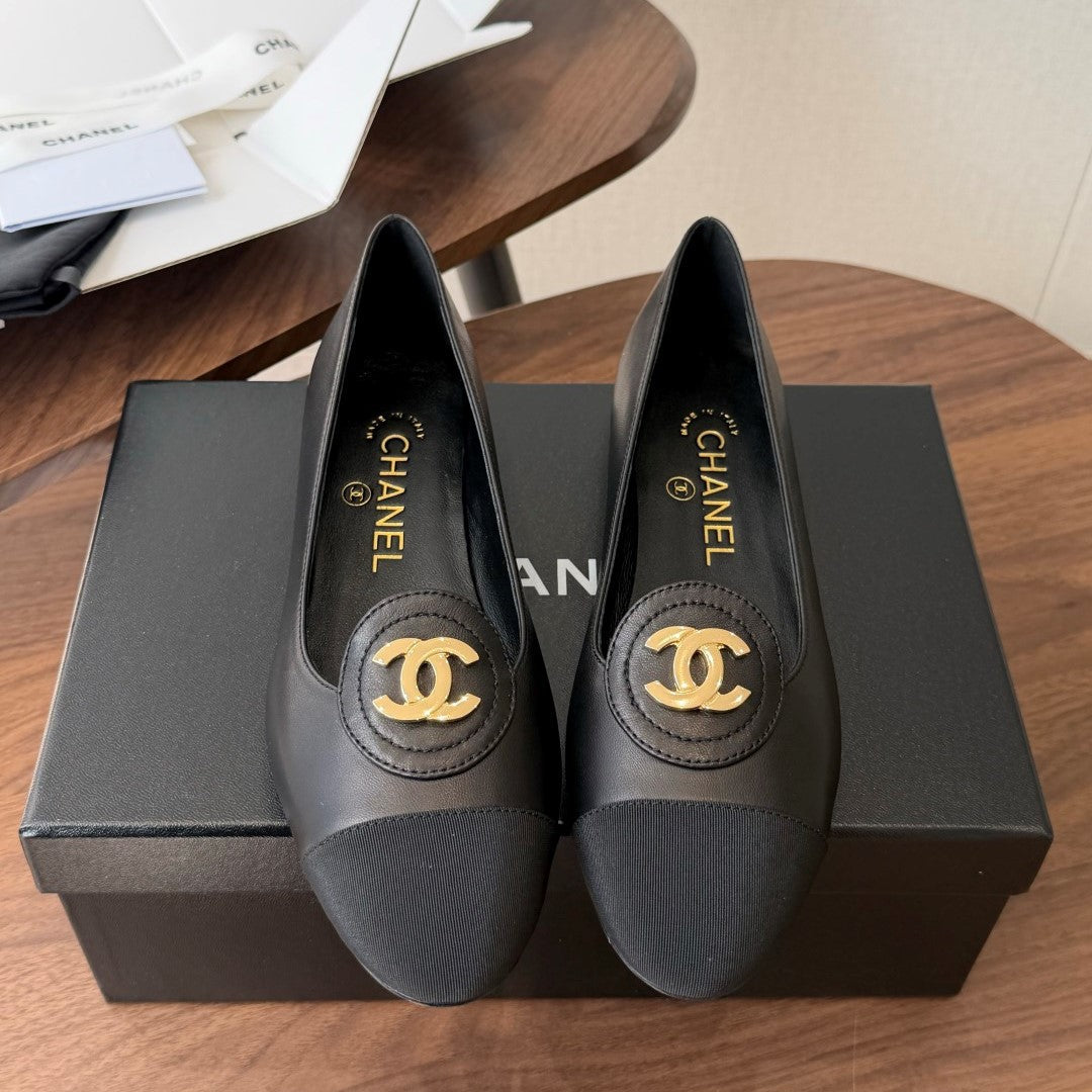CC Logo Turn-Lock Moccasins Black Sheepskin 963251