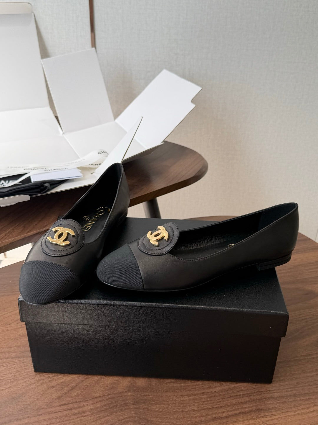CC Logo Turn-Lock Moccasins Black Sheepskin 963251