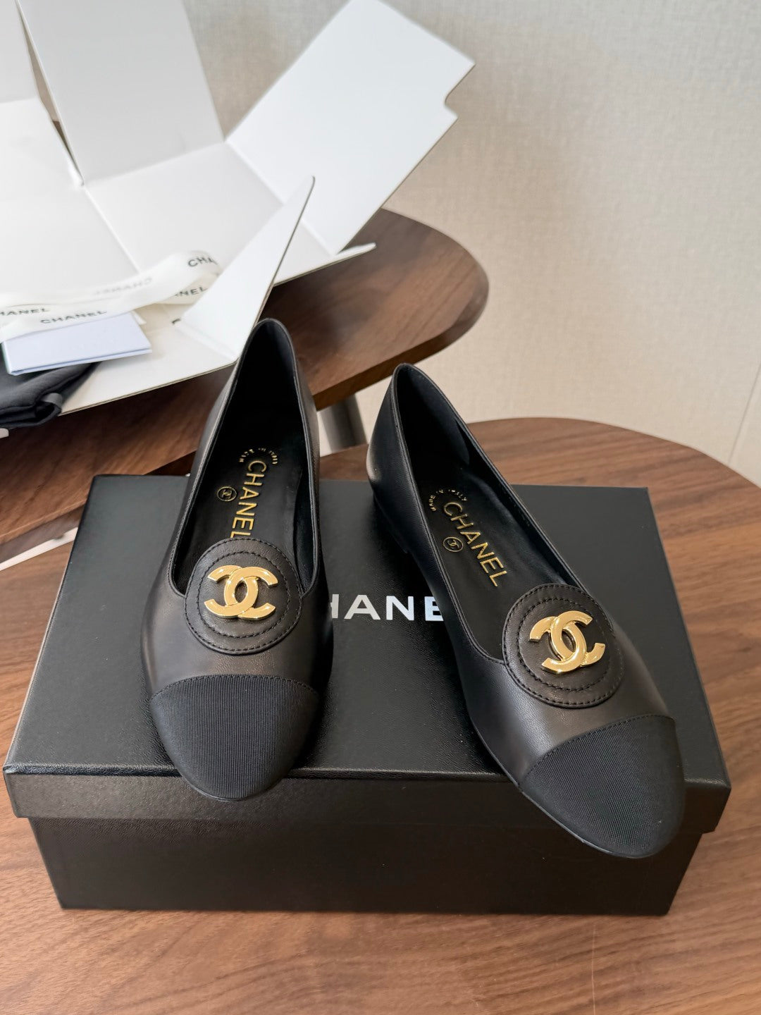 CC Logo Turn-Lock Moccasins Black Sheepskin 963251