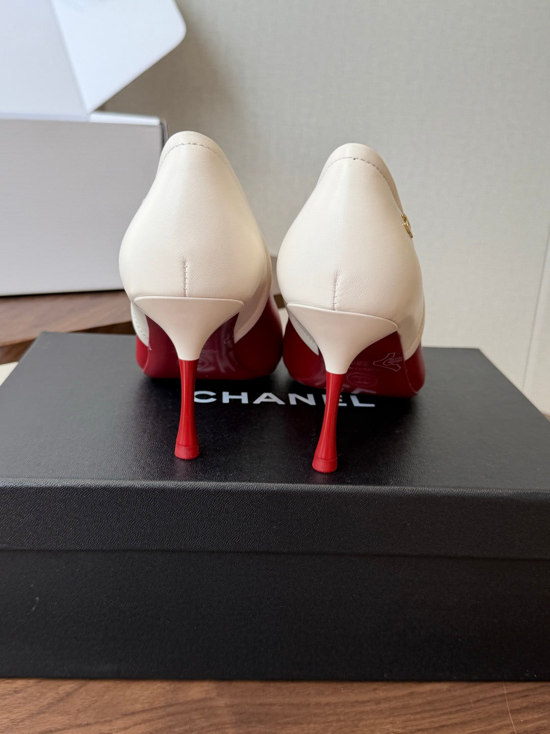 CC 26s Classic Pumps 8.5cm Red White Leather 150127