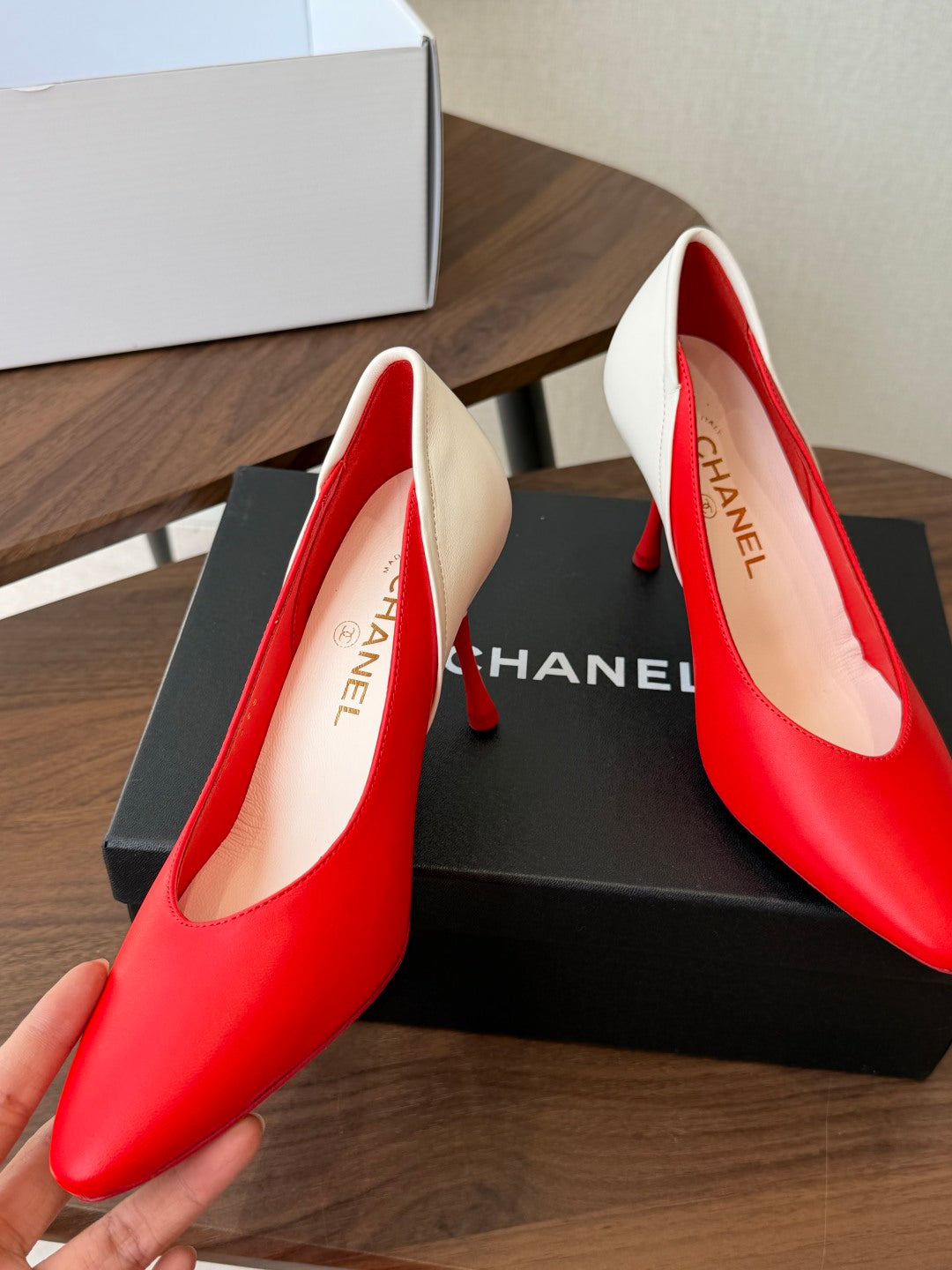 CC 26s Classic Pumps 8.5cm Red White Leather 150129