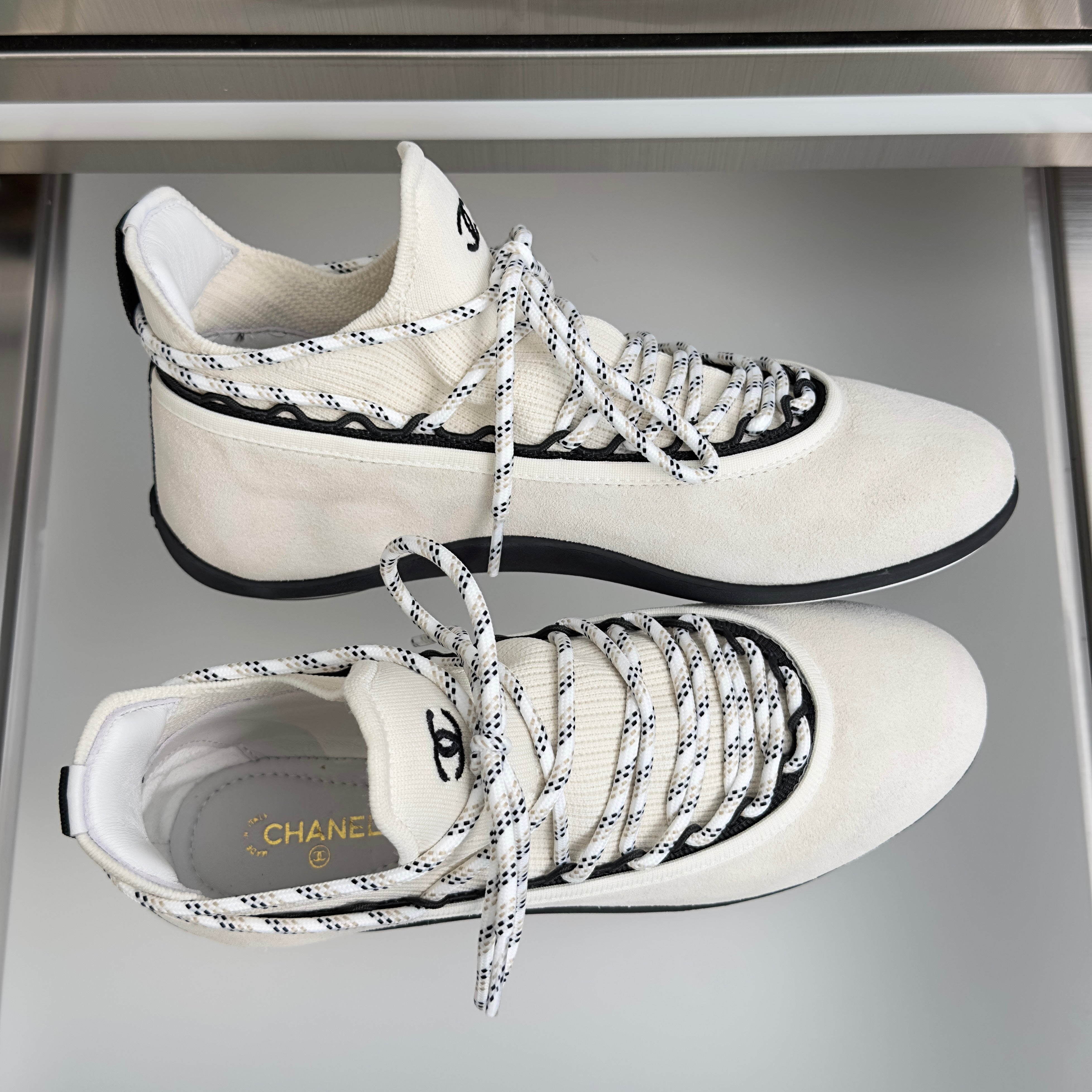 CC 26s Métiers d’art 2026 Sneakers White Suede Fibers 869409