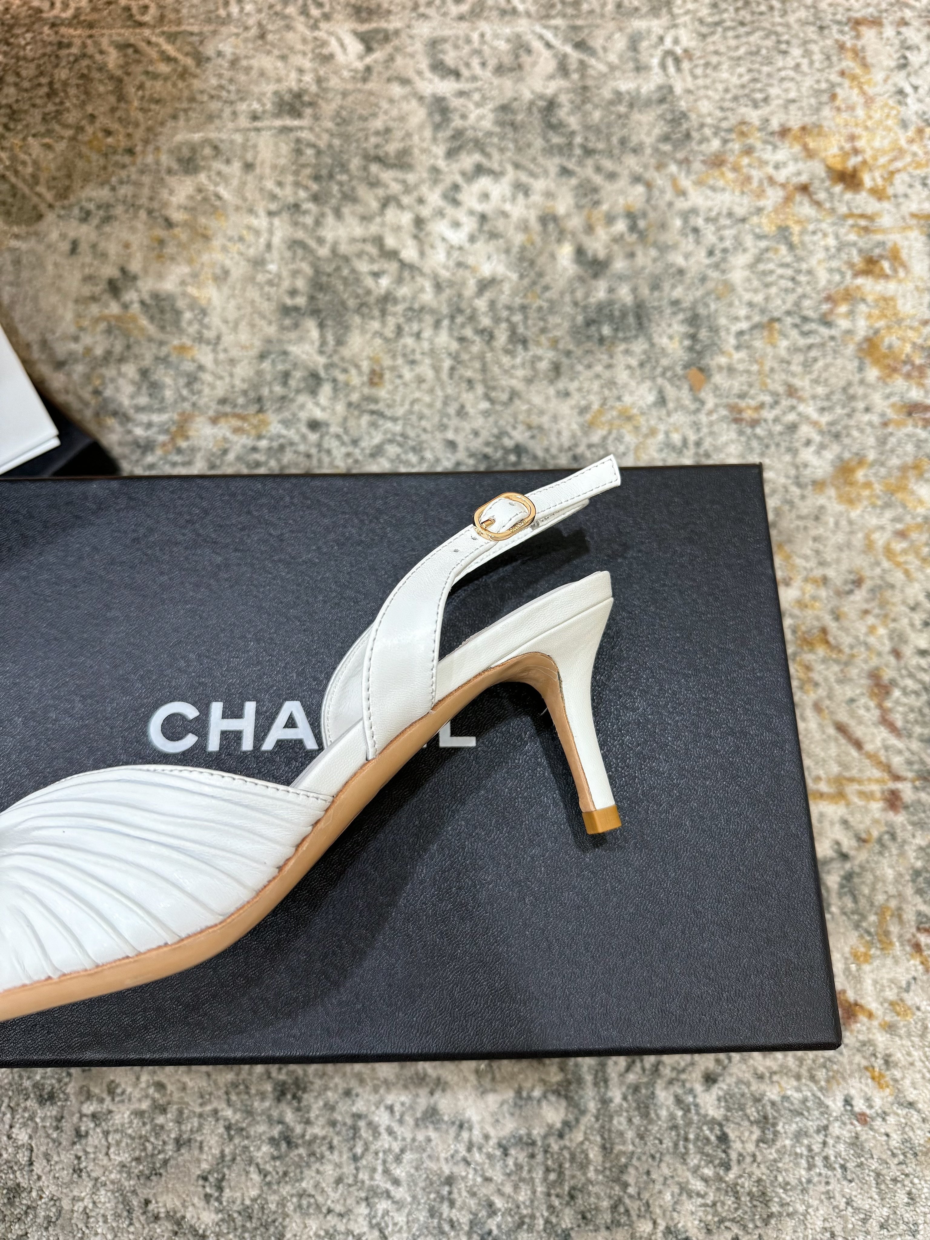 CC 26 𝑭𝑾 Pointed Toe Back Strap Slingback 6.5cm White Sheepskin 892576