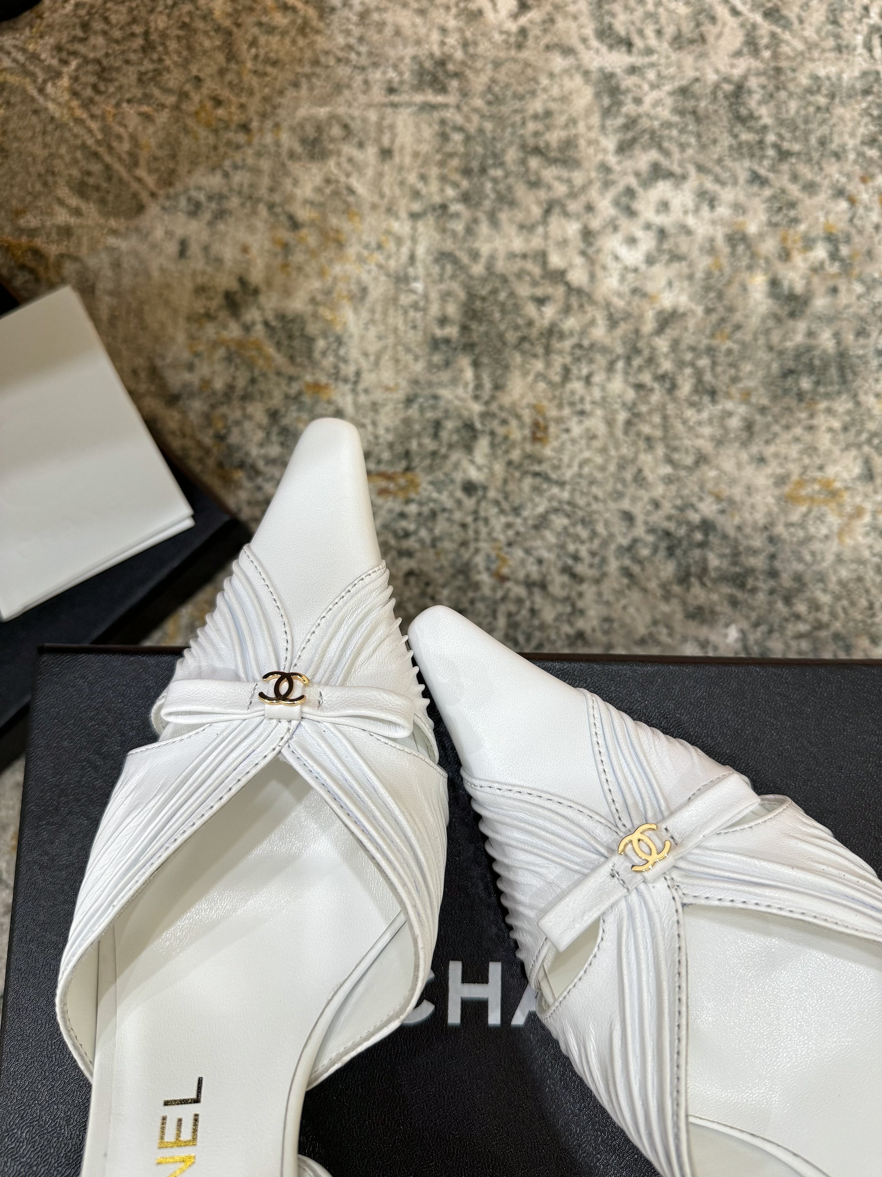 CC 26 𝑭𝑾 Pointed Toe Back Strap Slingback 6.5cm White Sheepskin 892576
