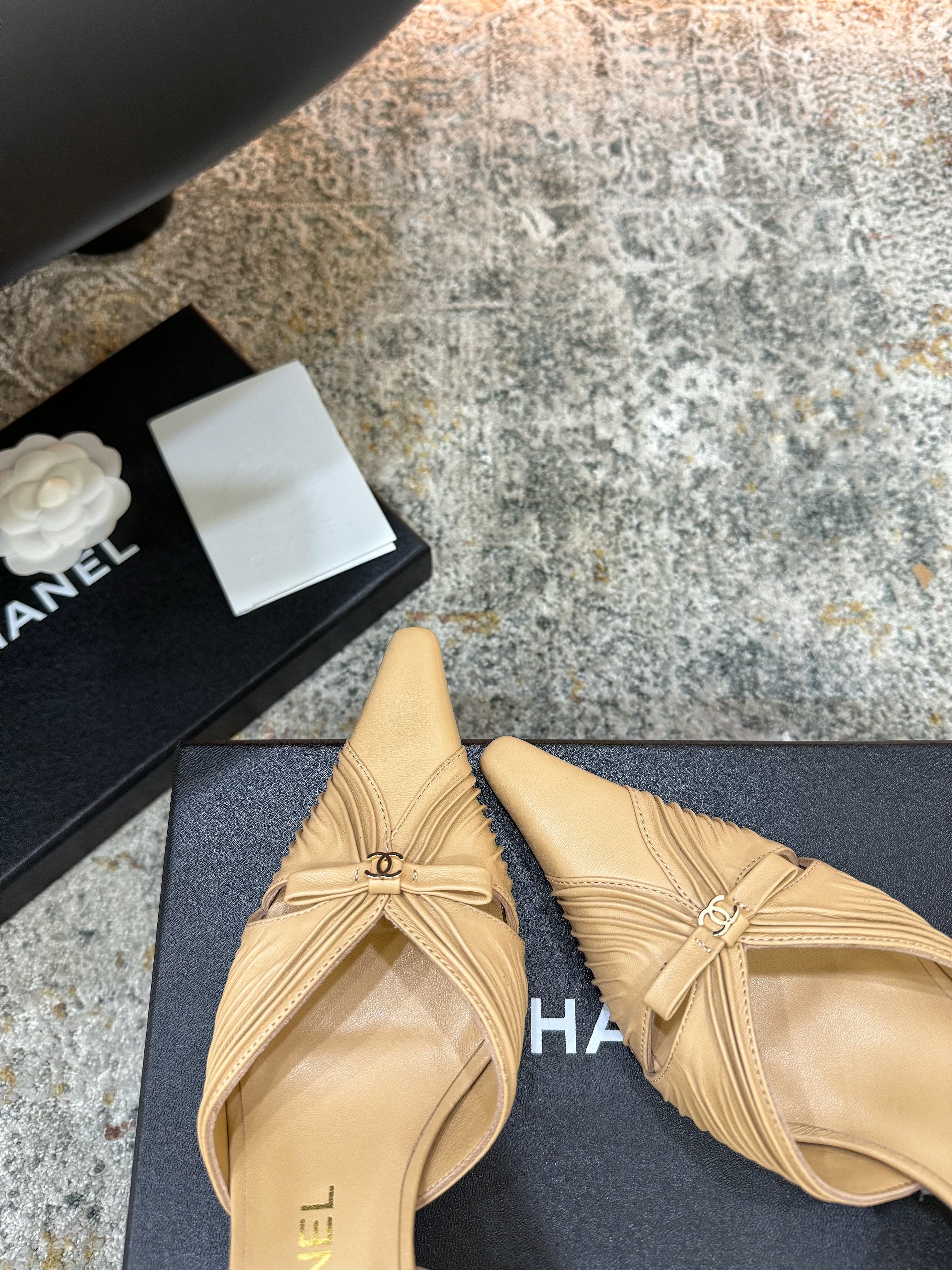 CC 26 𝑭𝑾 Pointed Toe Back Strap Slingback 6.5cm Beige Sheepskin 892577