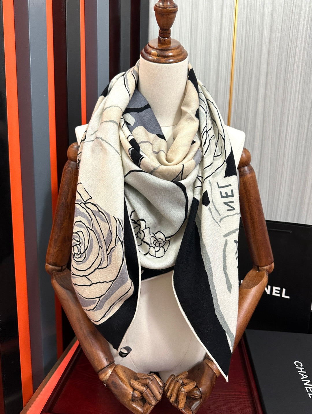 CC 26s Scarf 140 In Cashmere And Silk 475960