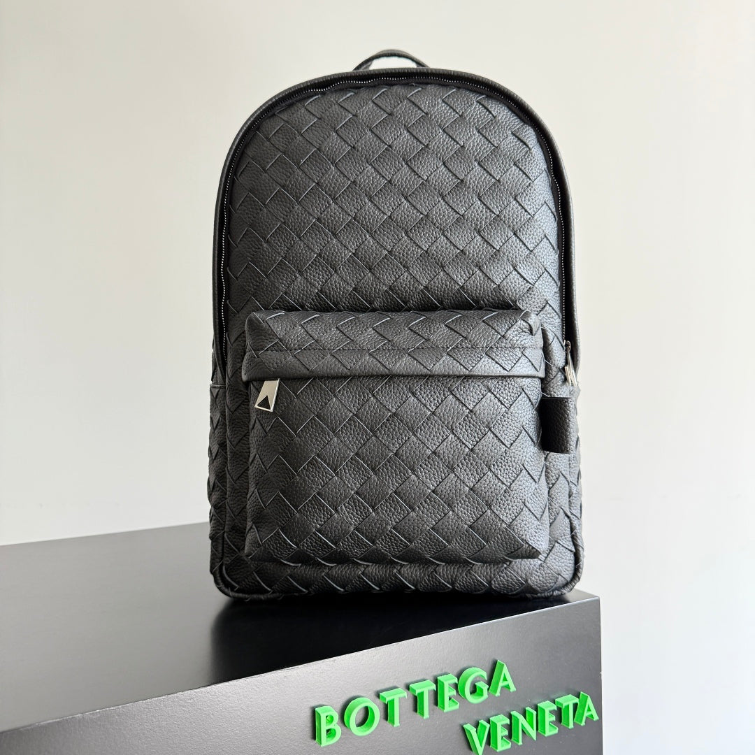 BV 25 Backpack Black Intrecciato Grained Leather