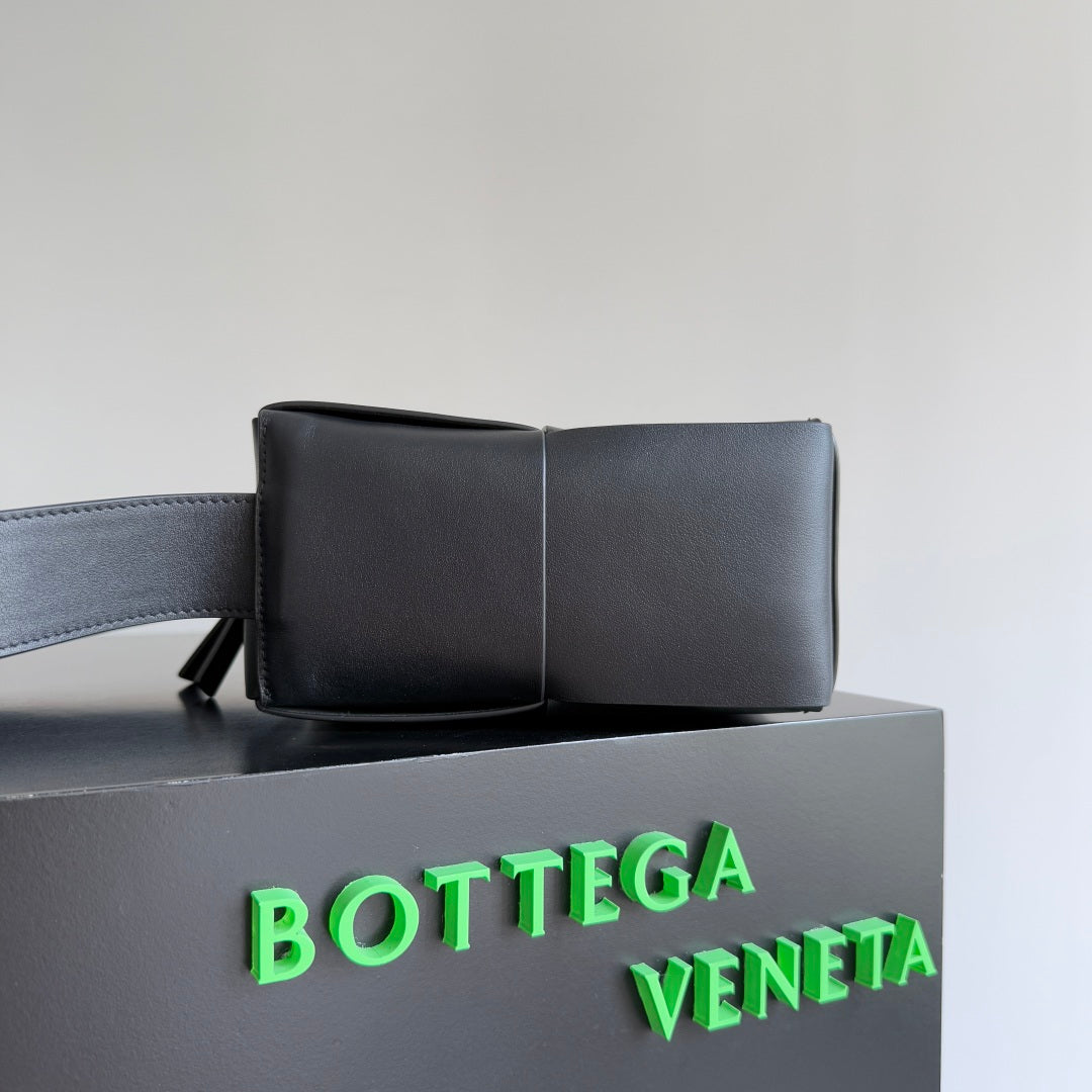 BV 25 Arco Camera Bag 28cm Black Leather