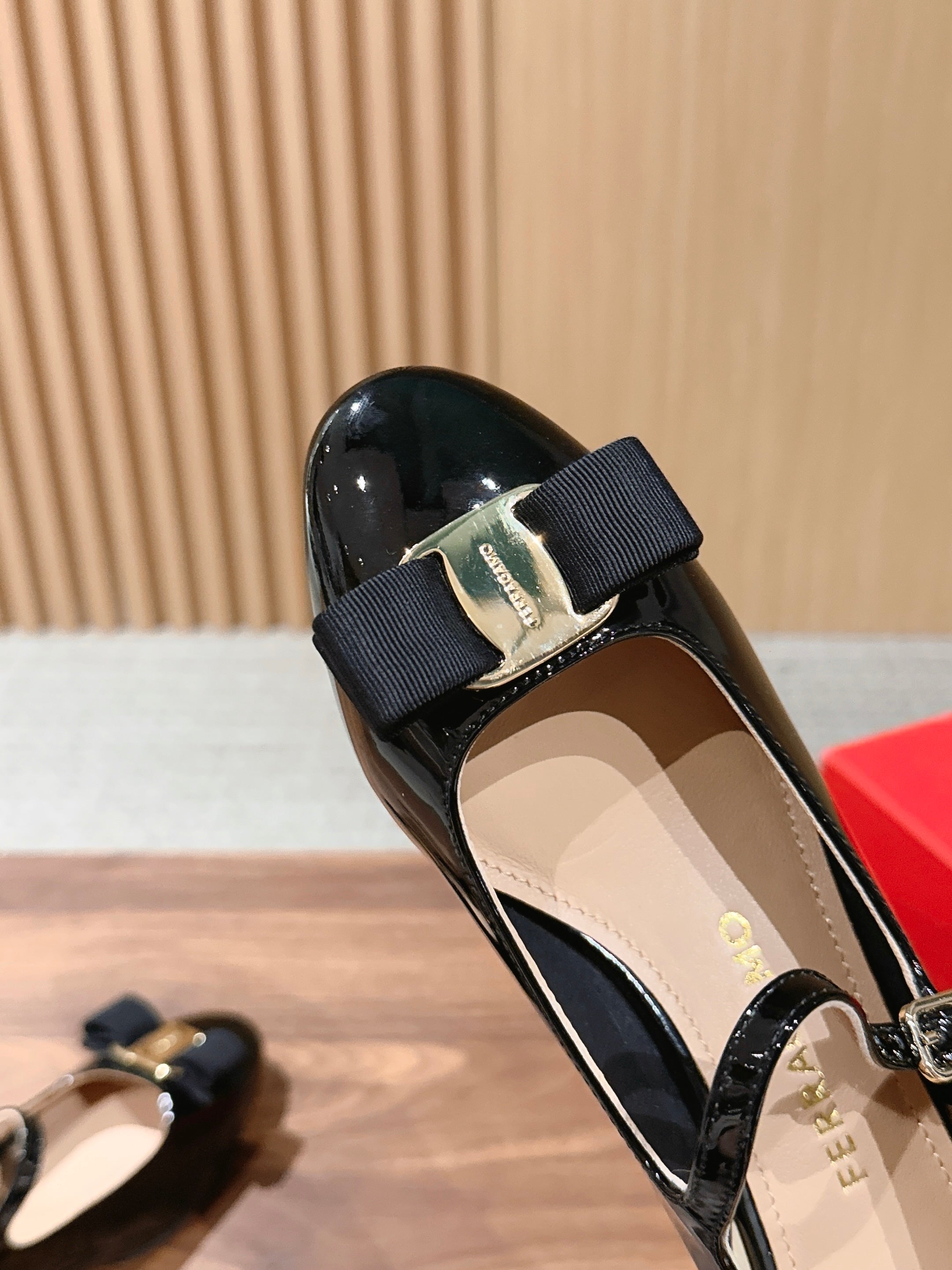 Ferragamo Vara Bow Mary Jane 3cm Black Patent Leather 693008