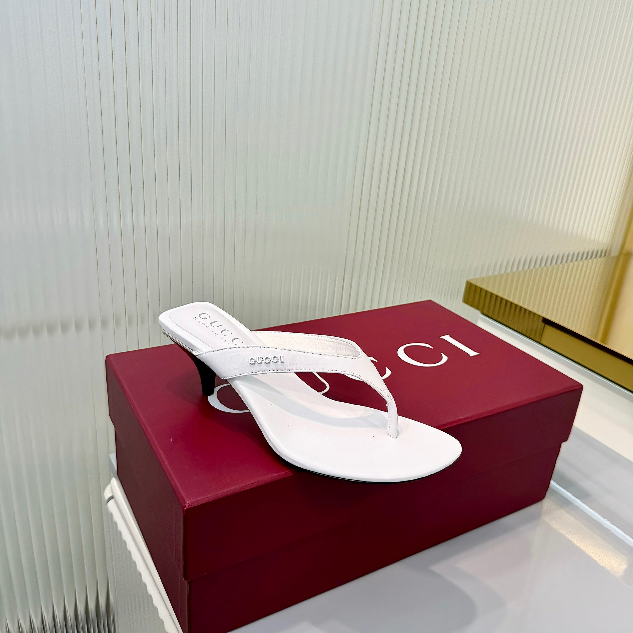 GG Vittoria Thong Sandals White Leather 714886