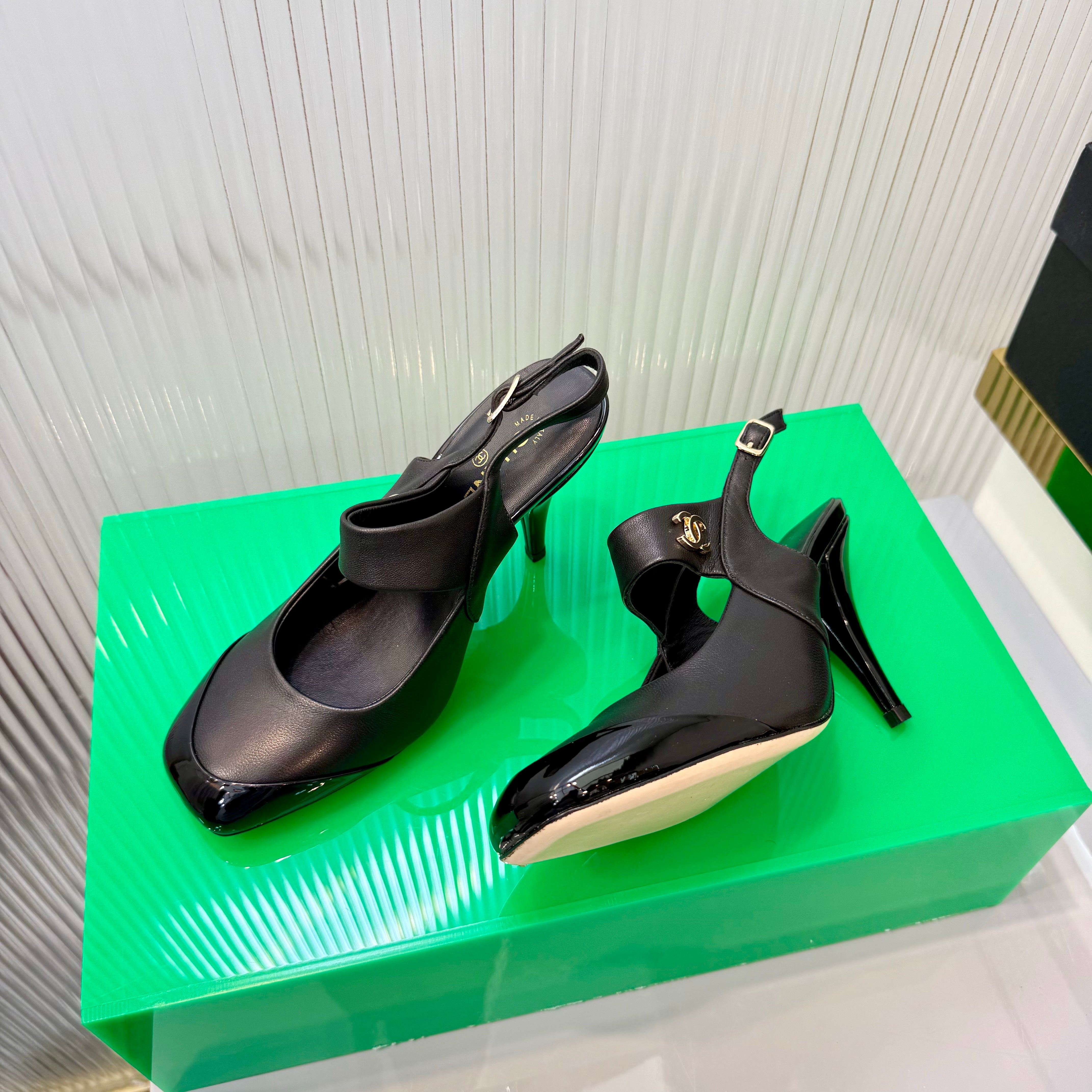 CC 26s Slingback 8.5cm Black Lambskin Patent Leather 924361