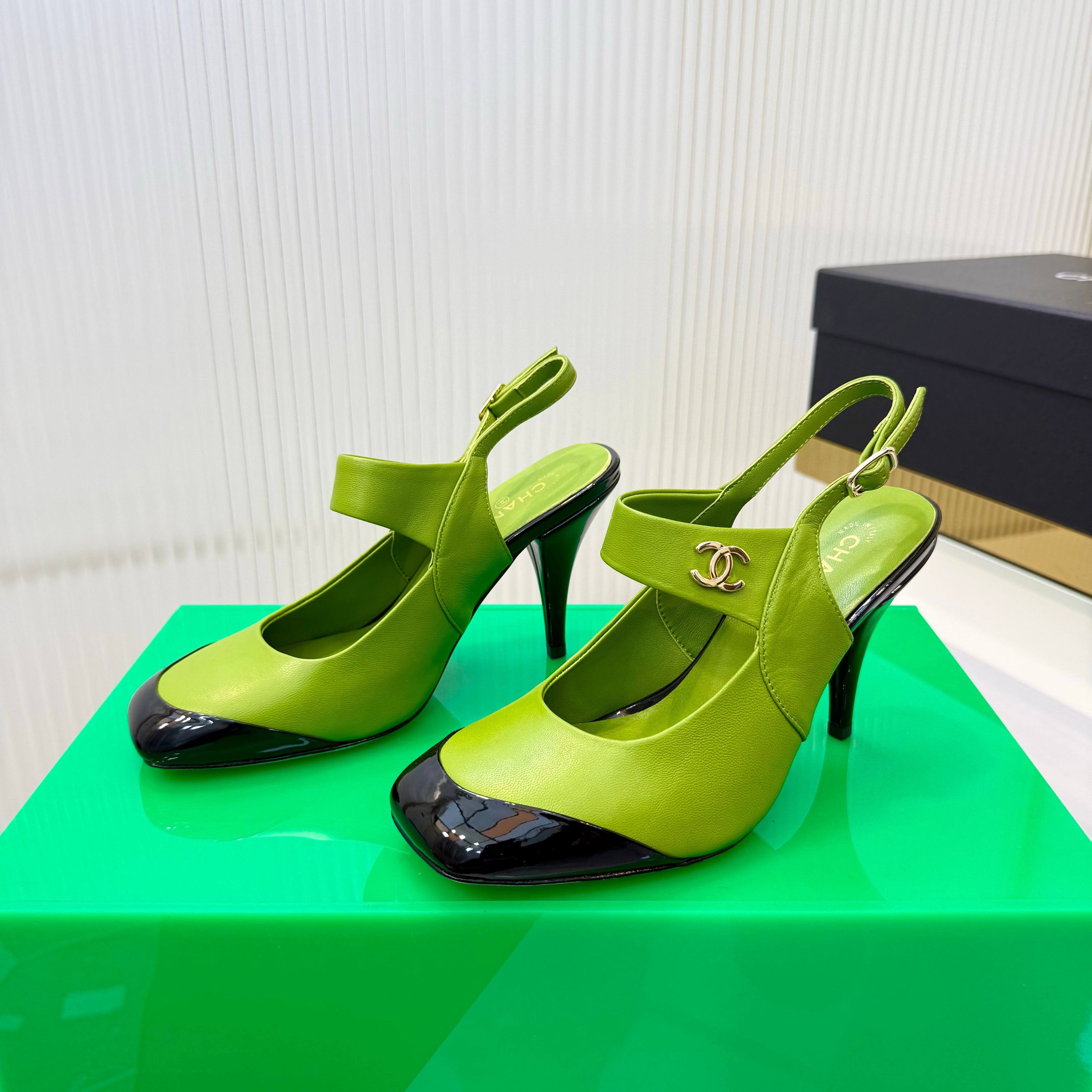 CC 26s Slingback 8.5cm Black Green Lambskin Patent Leather 924362