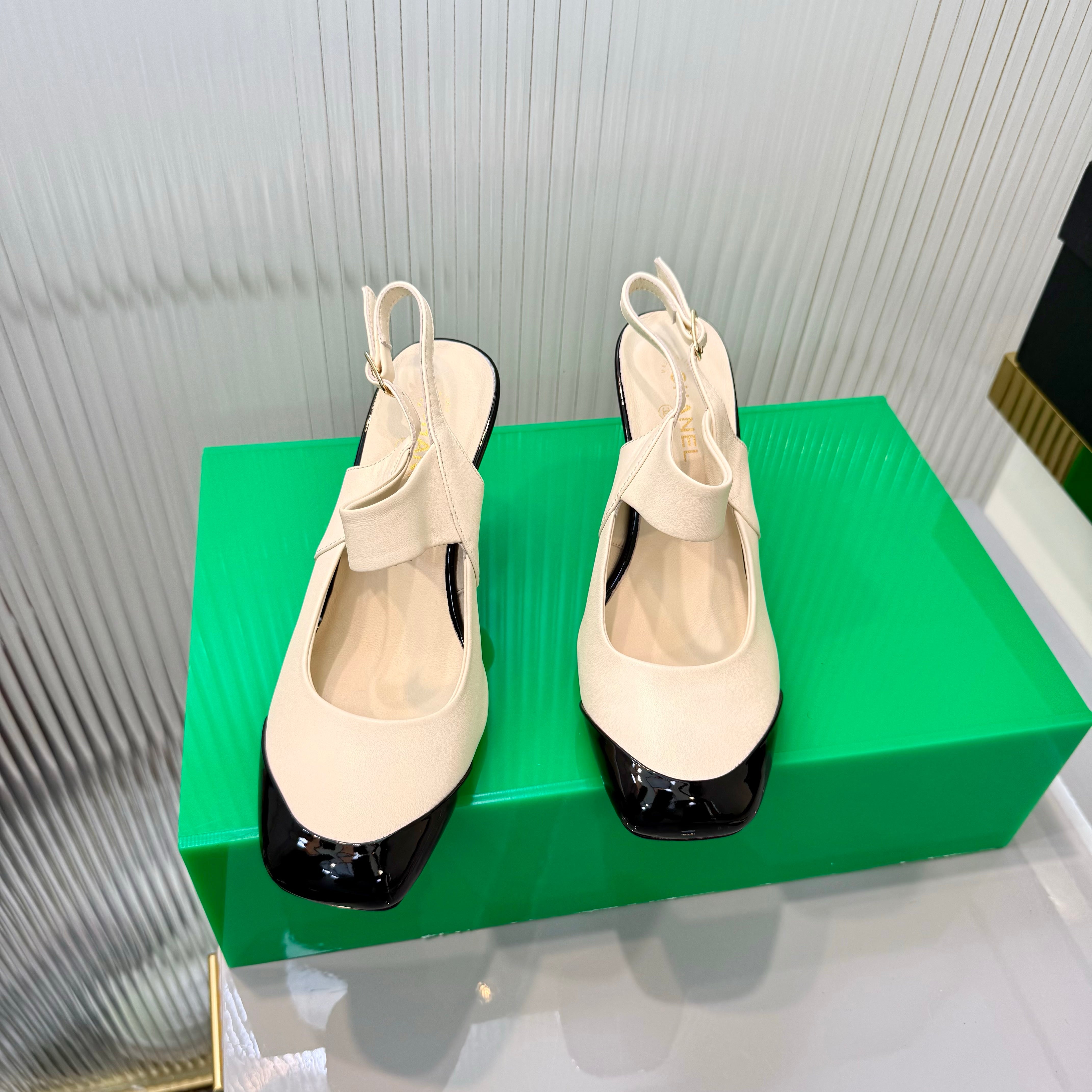 CC 26s Slingback 8.5cm Black Cream Lambskin Patent Leather 924363
