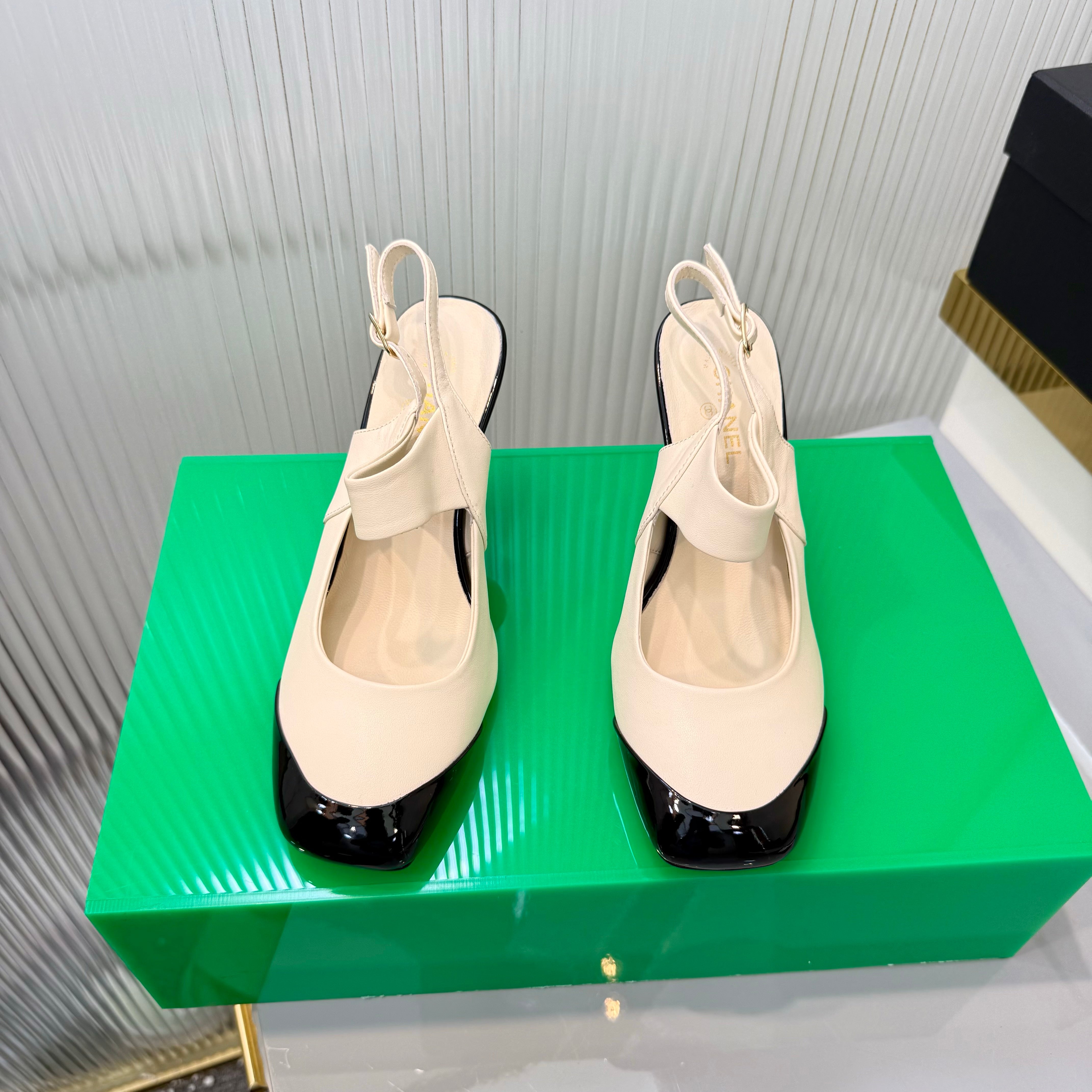 CC 26s Slingback 8.5cm Black Cream Lambskin Patent Leather 924363