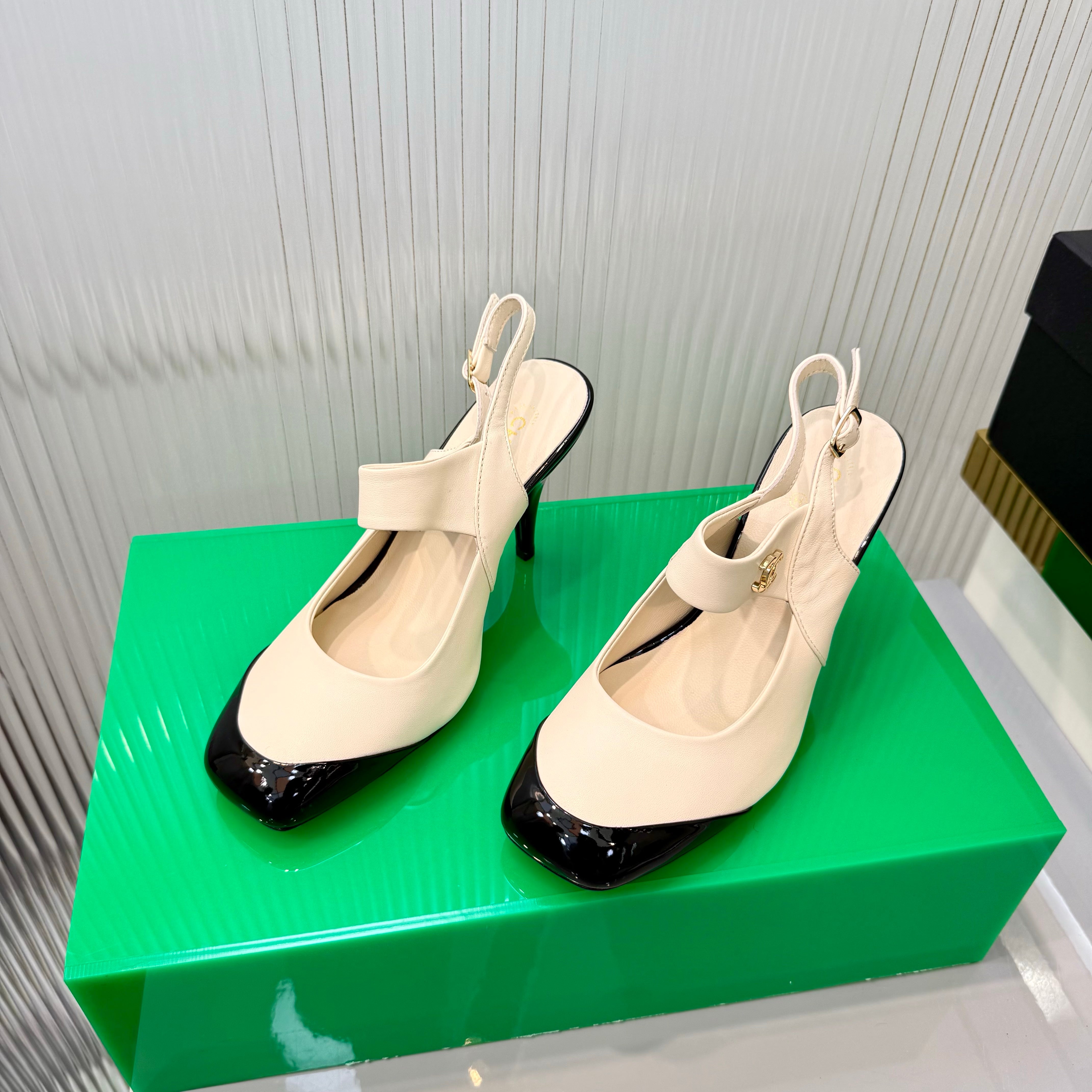 CC 26s Slingback 8.5cm Black Cream Lambskin Patent Leather 924363