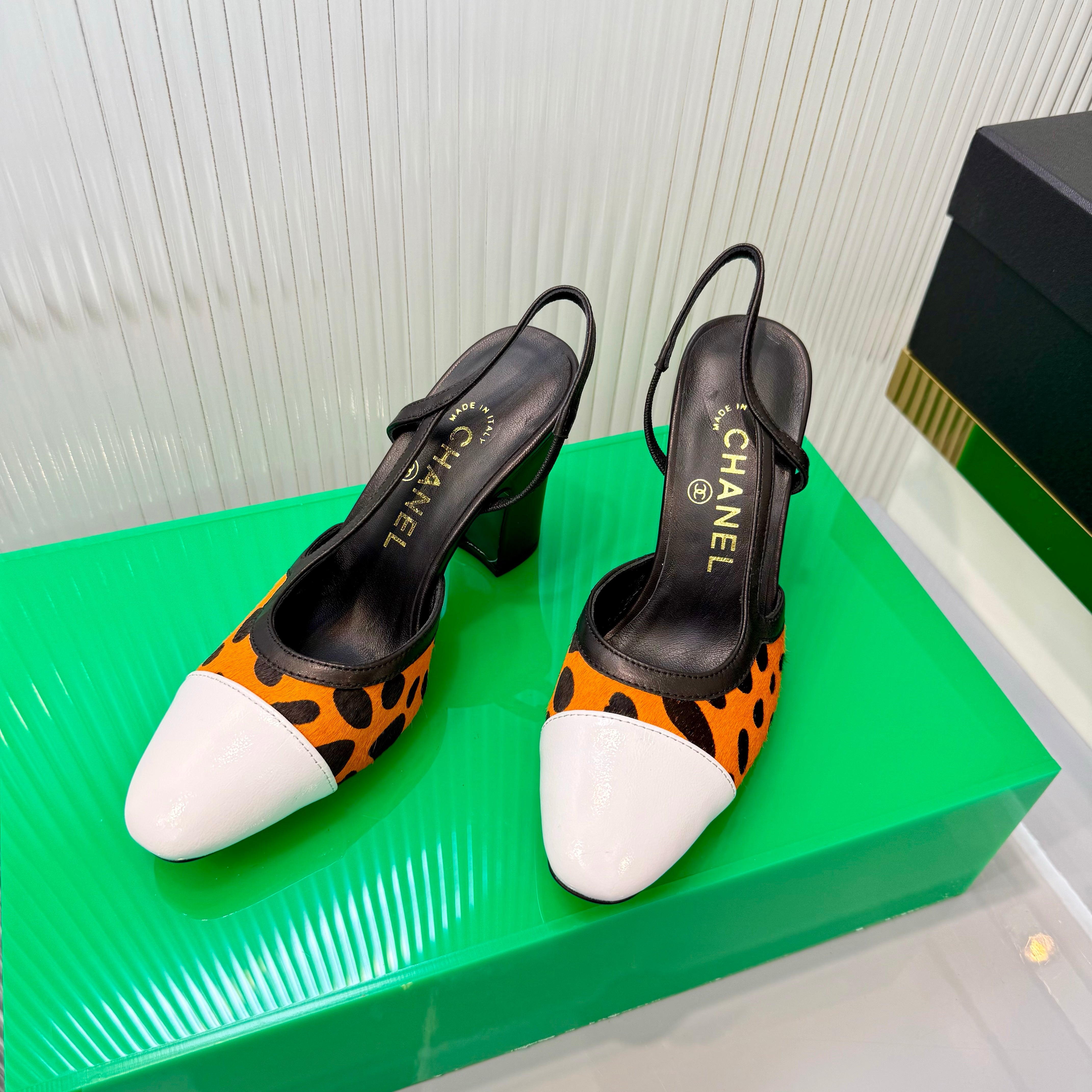 CC Slingback 9cm White Orange Leopard-Print Leather 923850