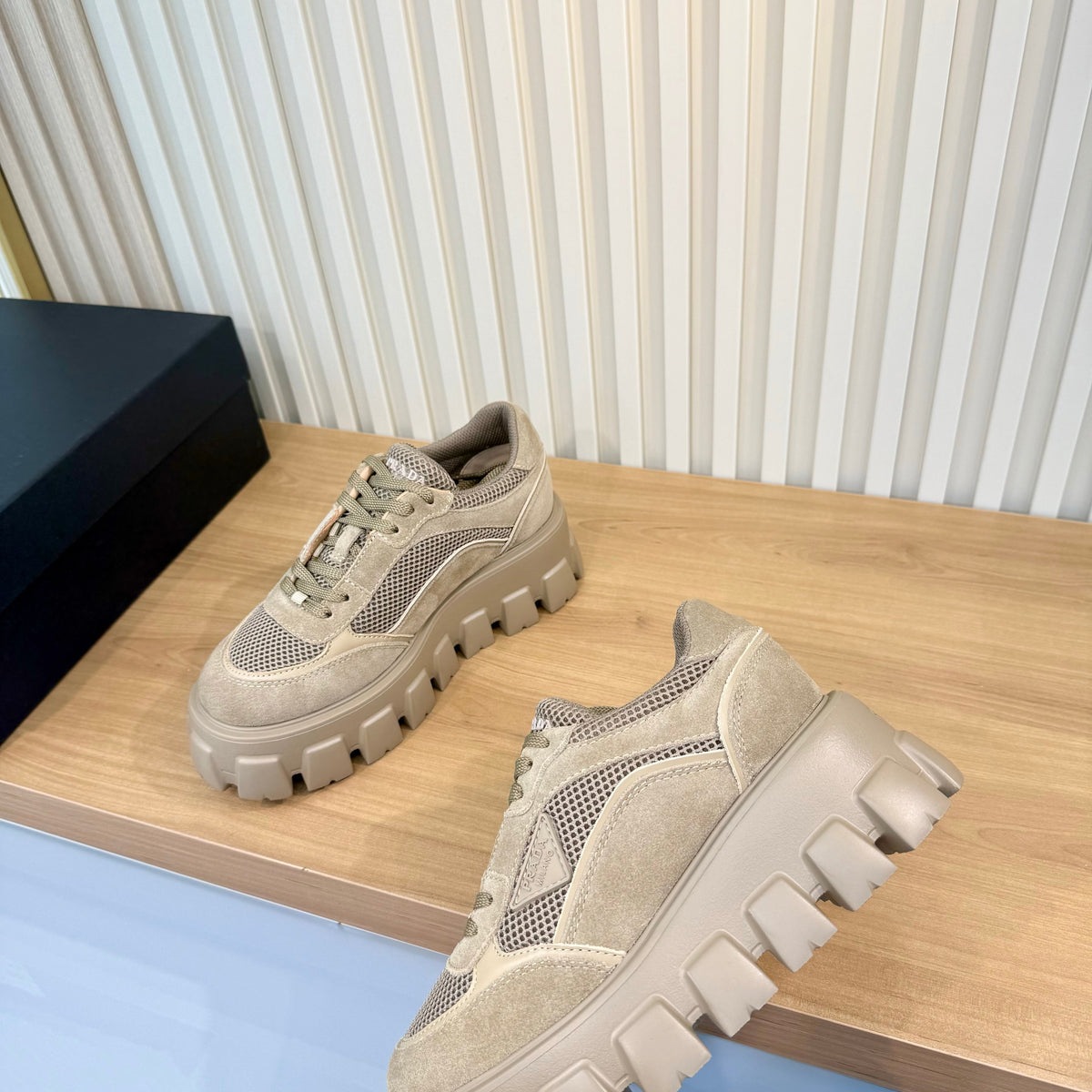 Prada 26s Sneakers Beige Mesh Suede 140574