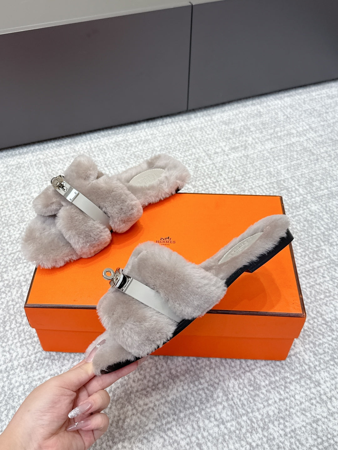 HM 25s H Shaped Slipper with Buckle Gray Shearling 462197