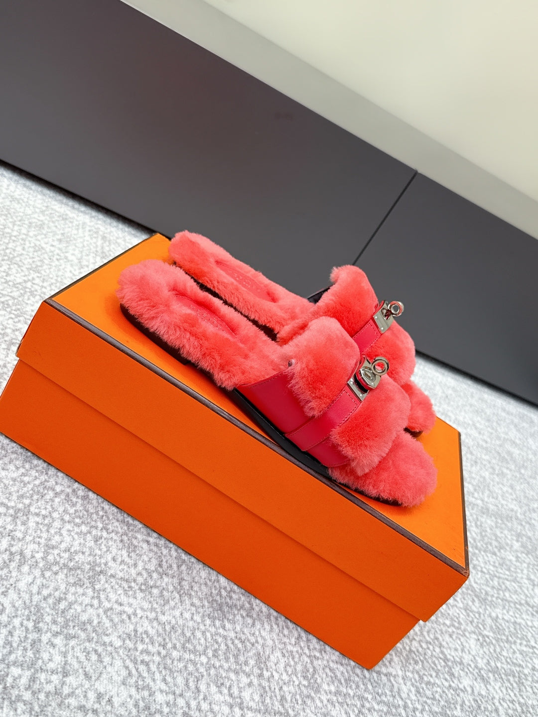 HM 25s Slipper with Buckle Red Fur 462200