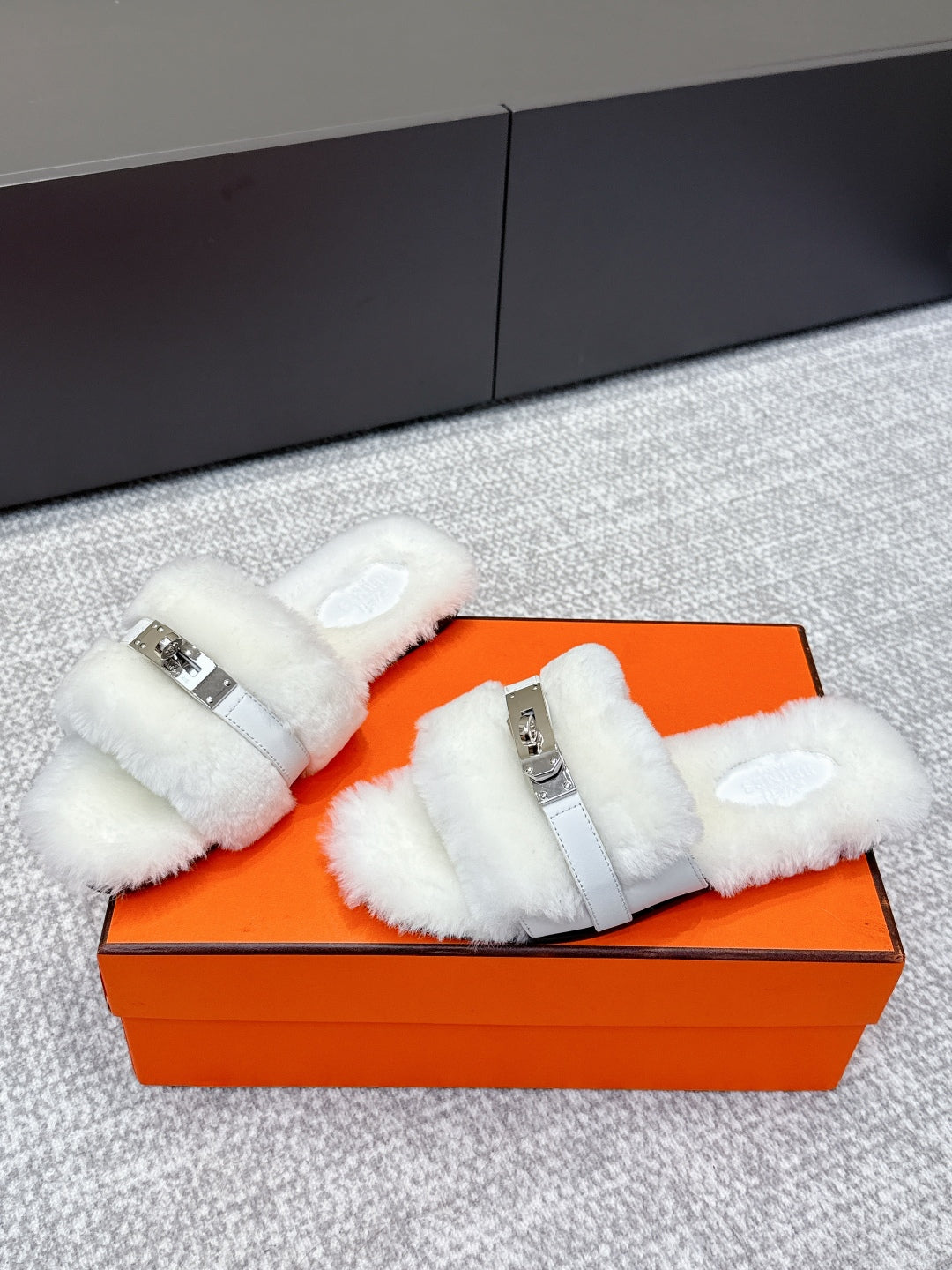 HM 25s Slipper with Buckle White Fur 462202