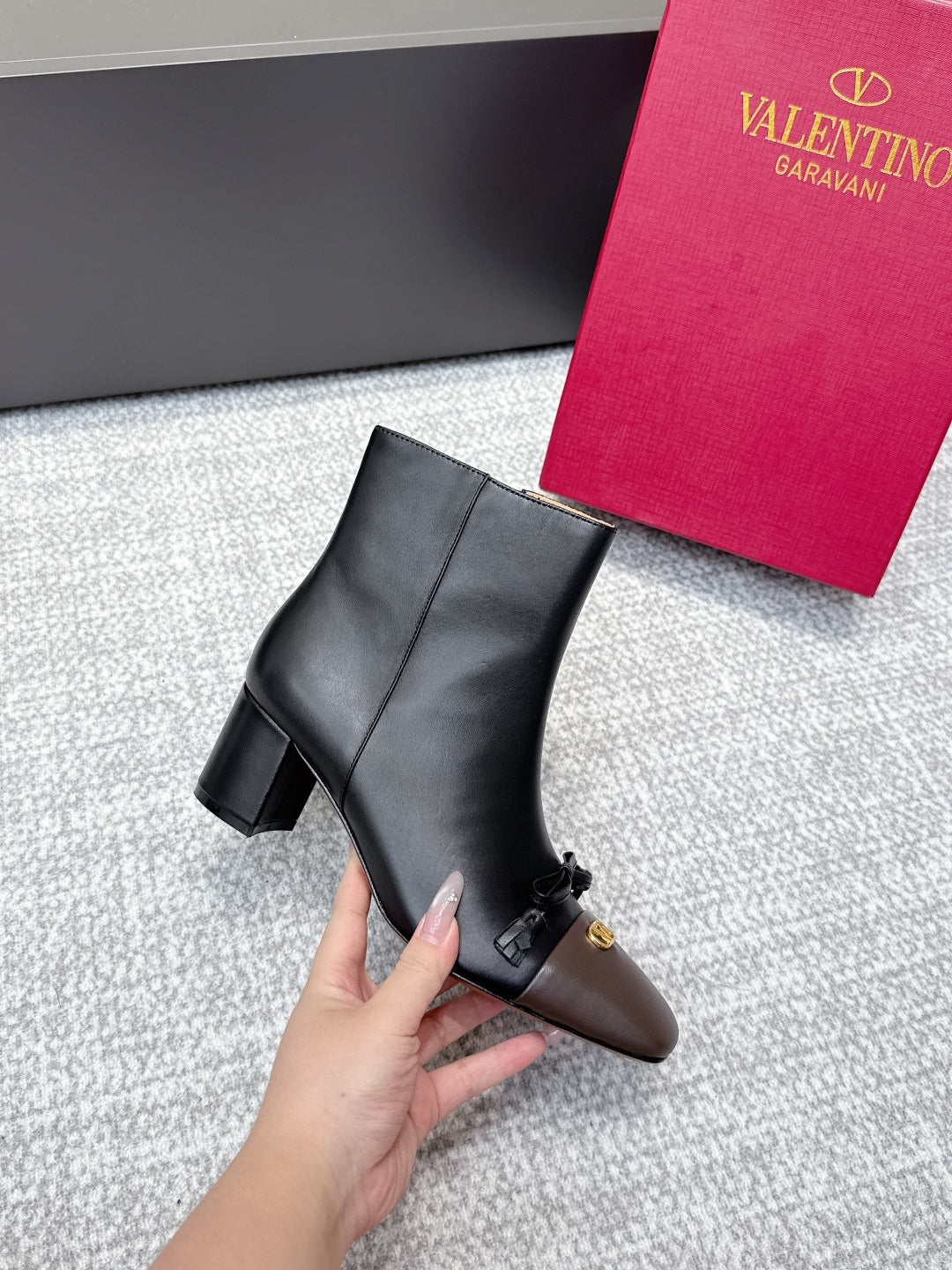 VT Garavani 60mm Valet Du Roi Ankle Boots Black Sheepskin 462551