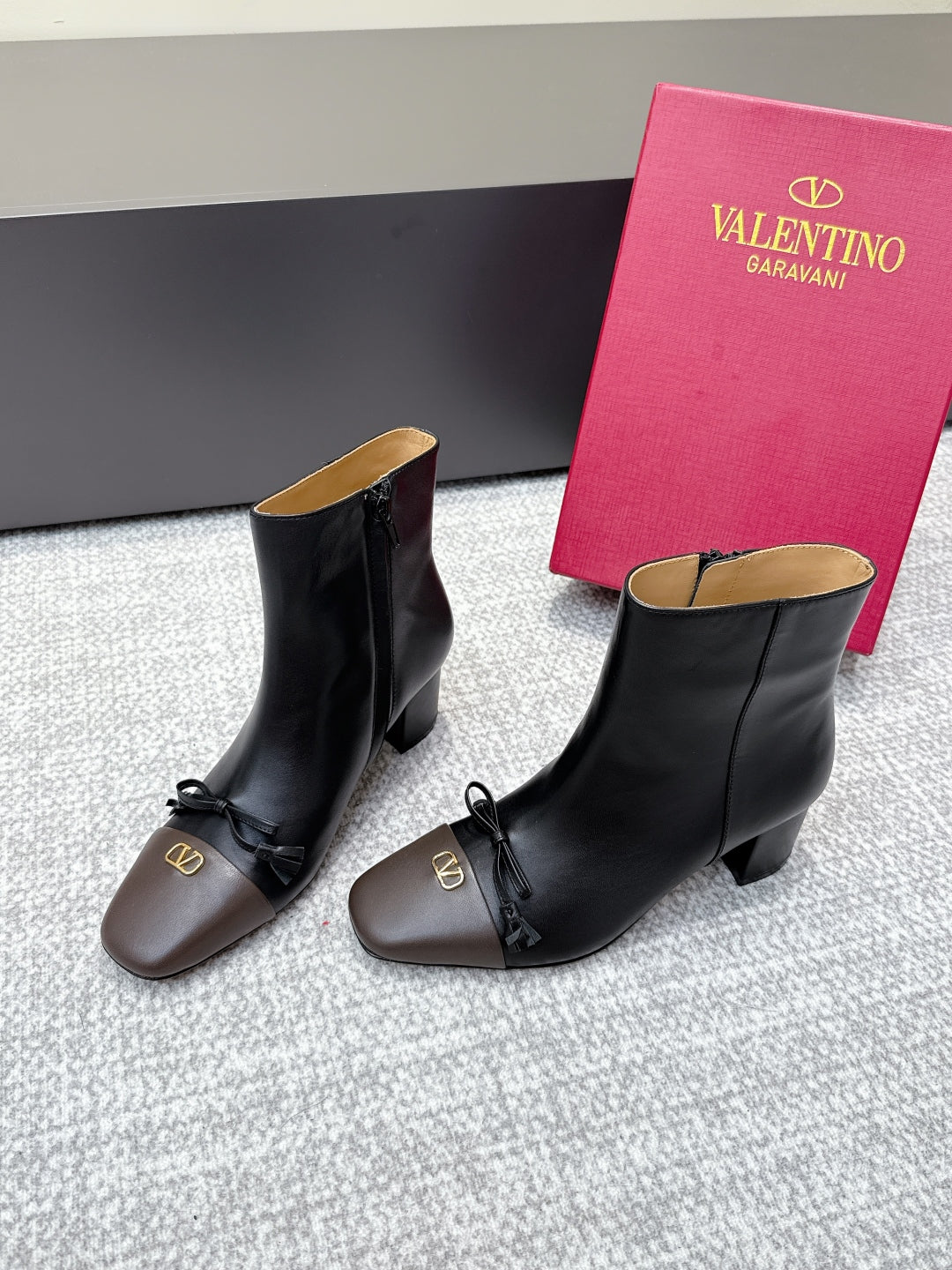 VT Garavani 60mm Valet Du Roi Ankle Boots Black Sheepskin 462551