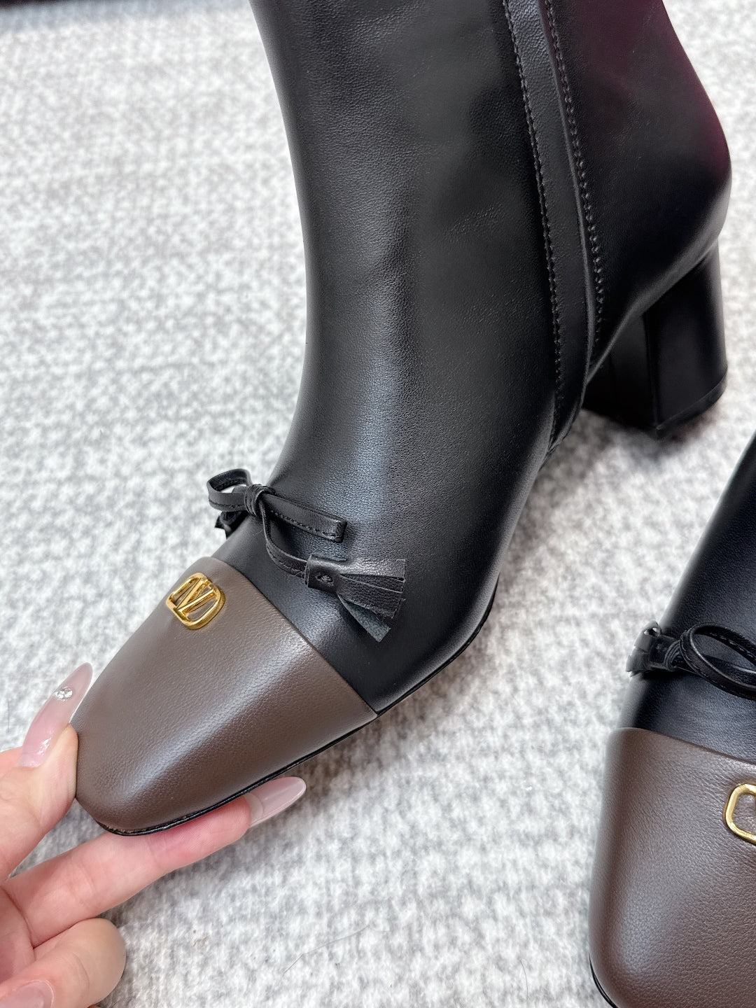 VT Garavani 60mm Valet Du Roi Ankle Boots Black Sheepskin 462551