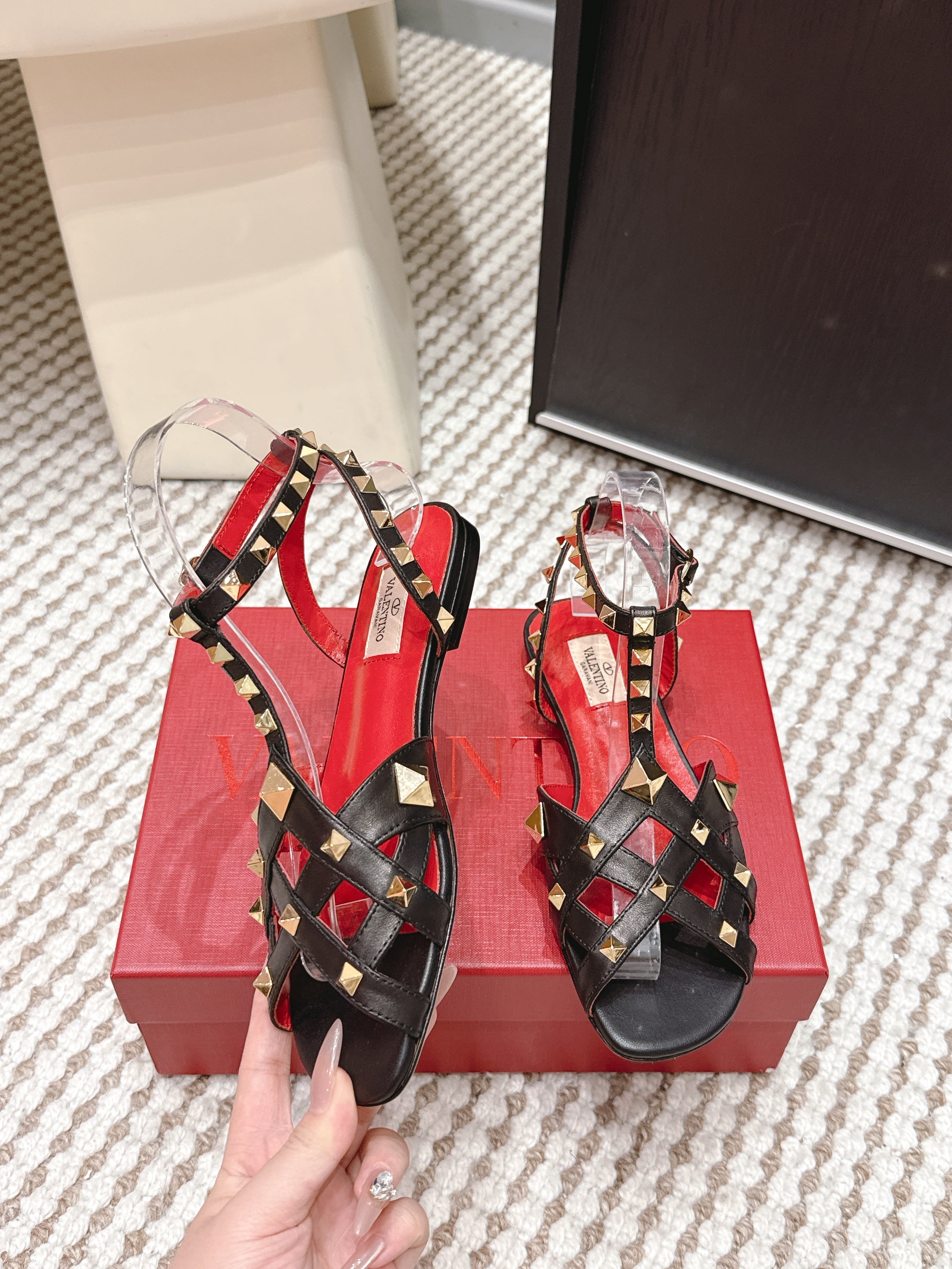 VT Studdy Leather Sandals Black Sheepskin 659265