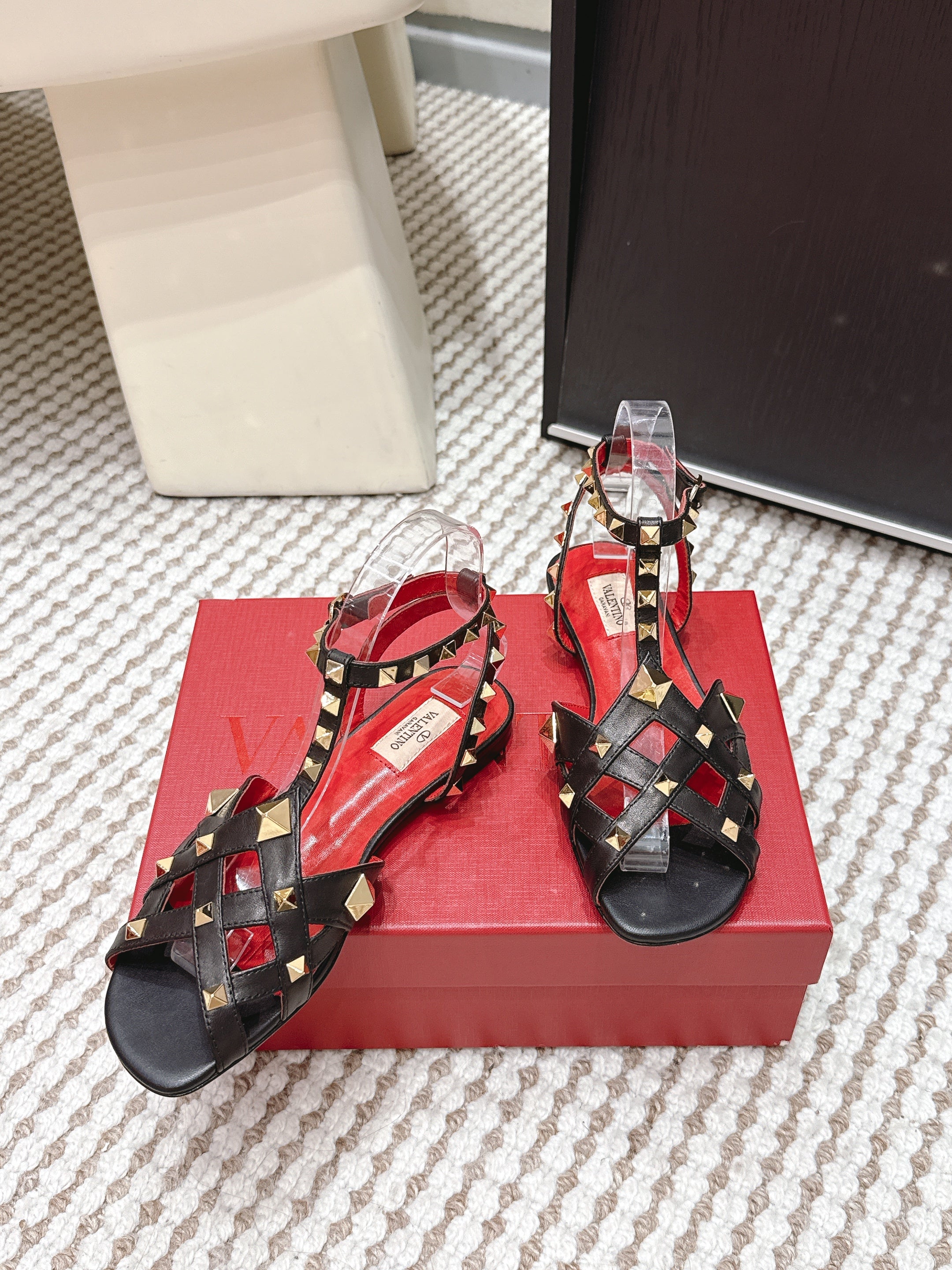 VT Studdy Leather Sandals Black Sheepskin 659265