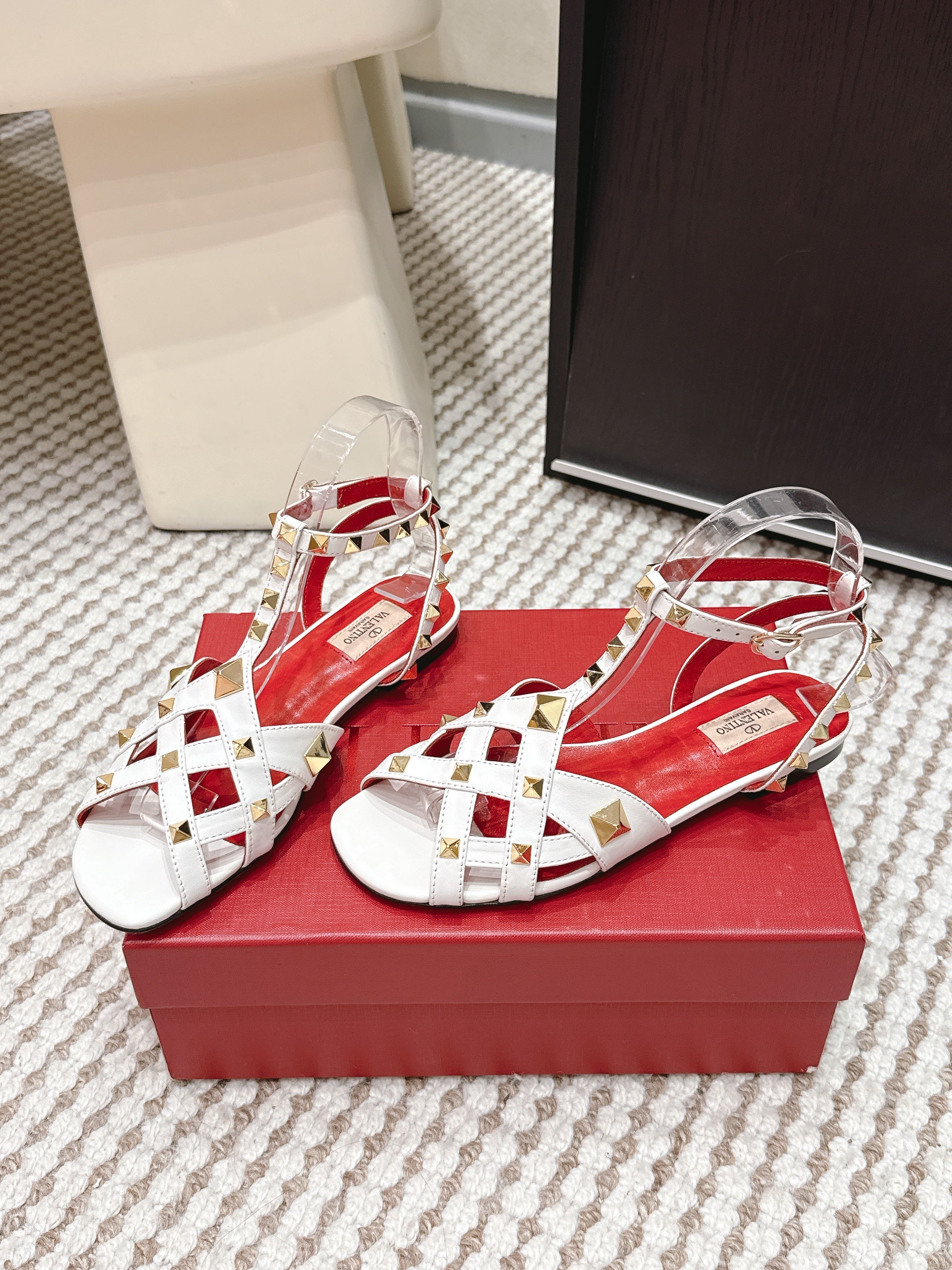 VT Studdy Leather Sandals White Sheepskin 659267