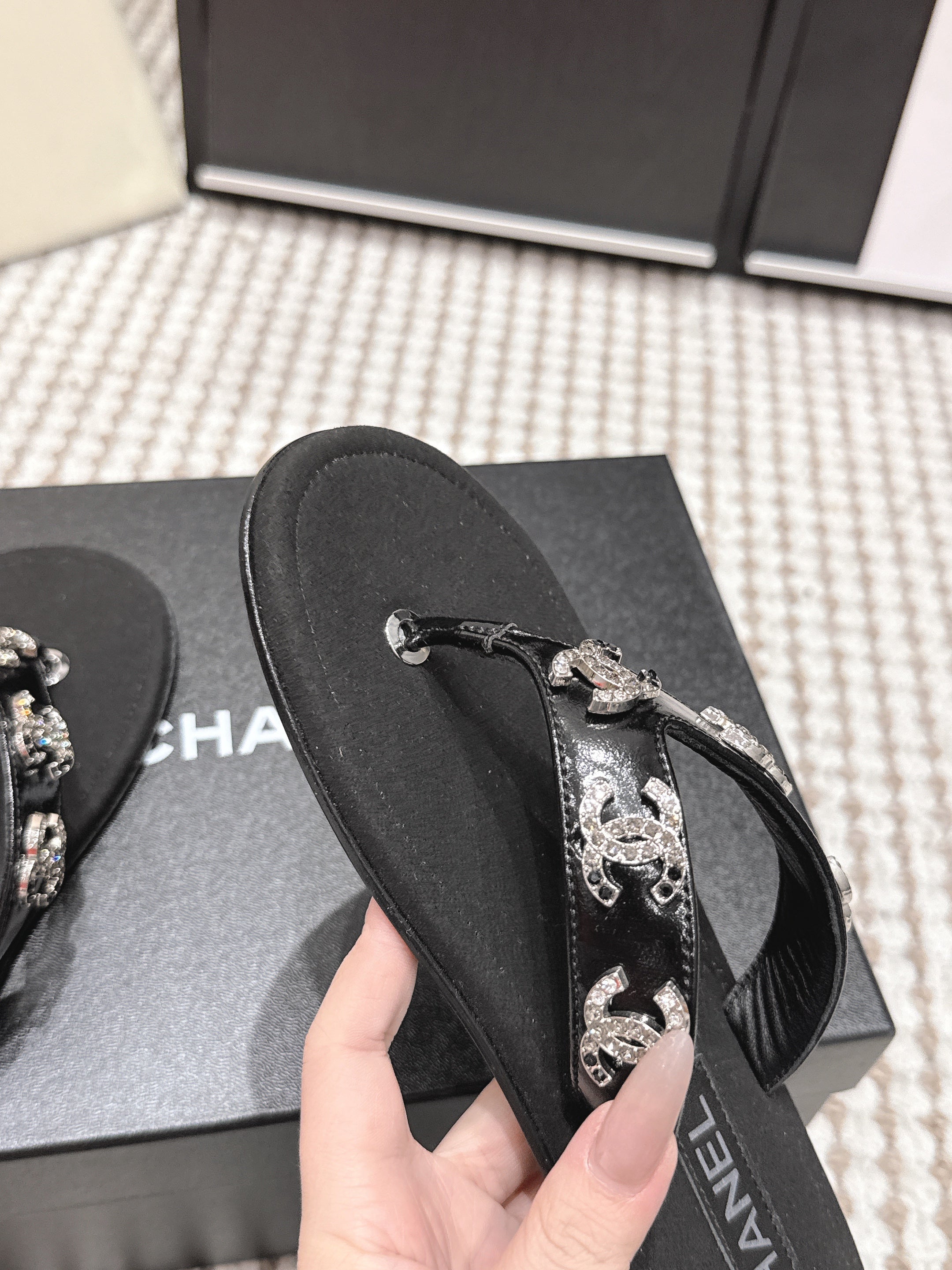 CC 26s Flip-Flop Black Sheepskin 632357