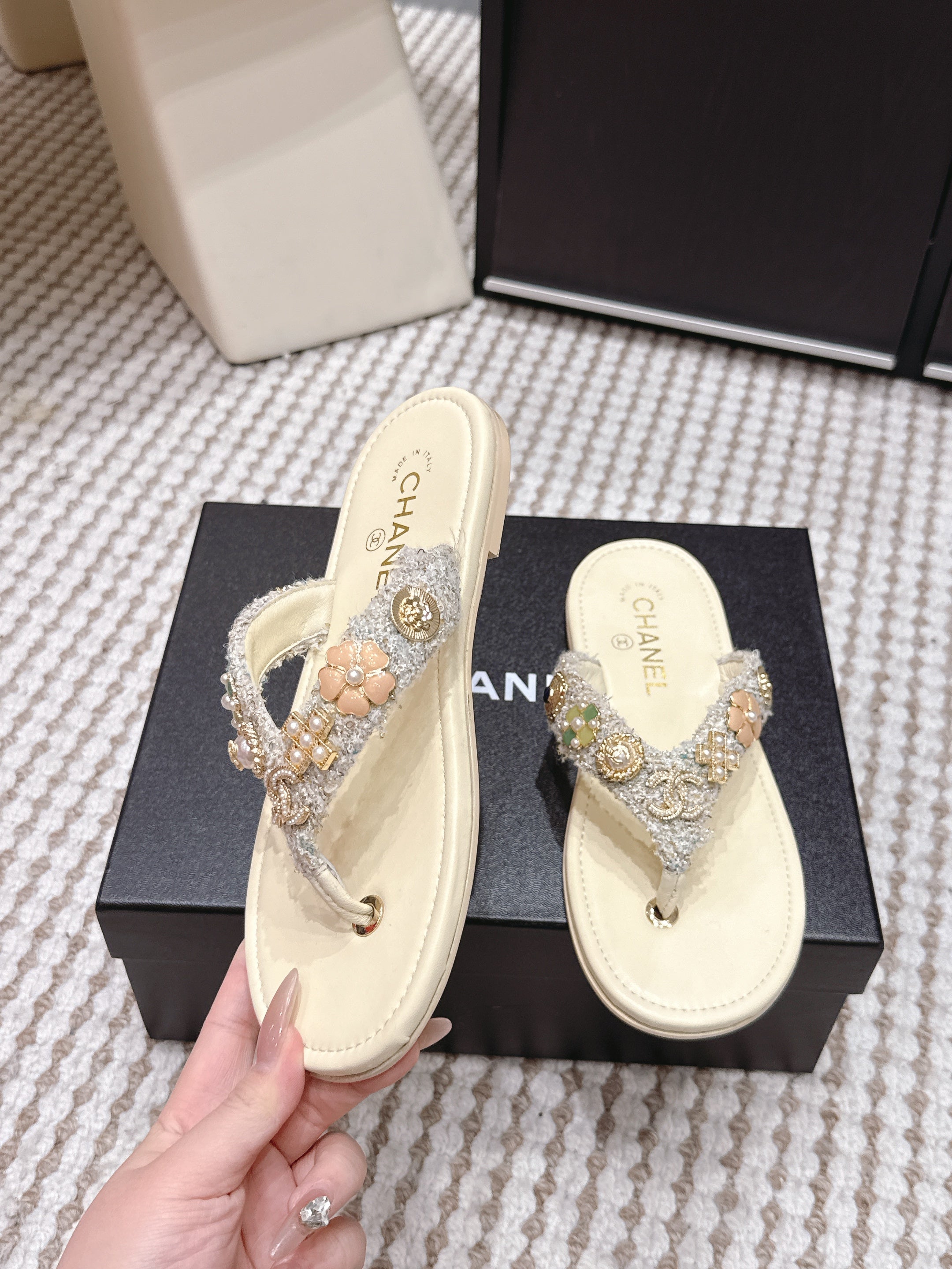 CC 26s Flip-Flop Beige With Multicolor Tweed Sheepskin 632365