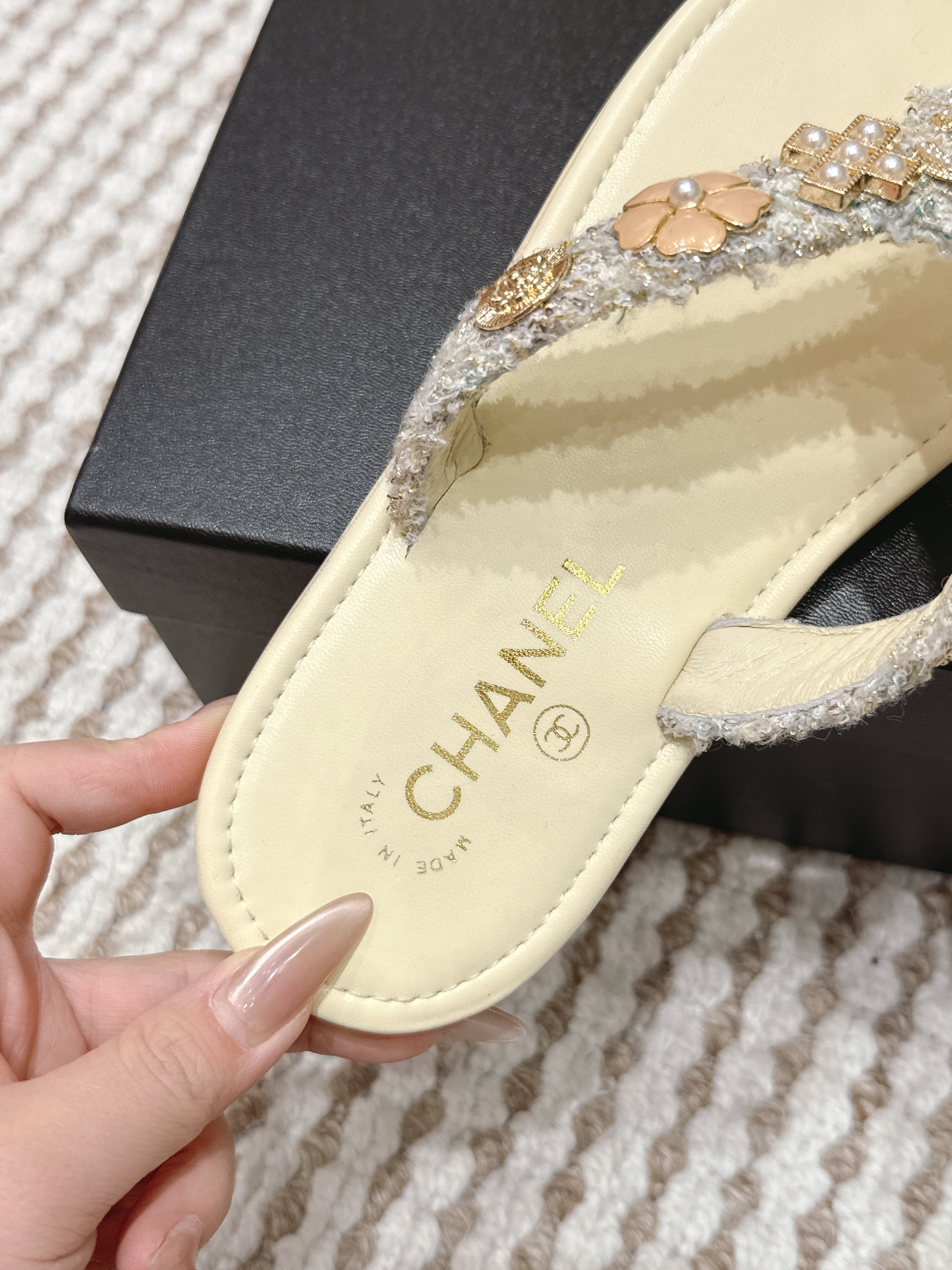 CC 26s Flip-Flop Beige With Multicolor Tweed Sheepskin 632365